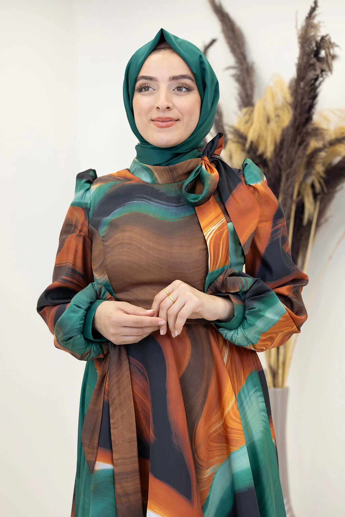 İpek Saten Kemerli Yakası Fiyonklu Desenli Ebruli Elbise - kahverengi