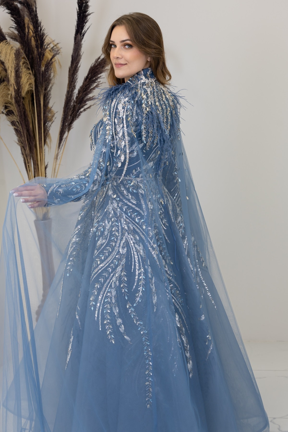 Kayra Abendkleid mit besticktem Cape mit Applikationen vorne