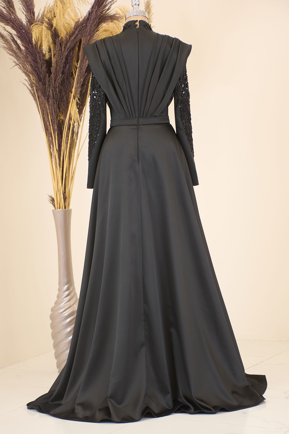 Miranda Abendkleid mit drapierter Vorderseite und Schwanz und Perlenstickerei