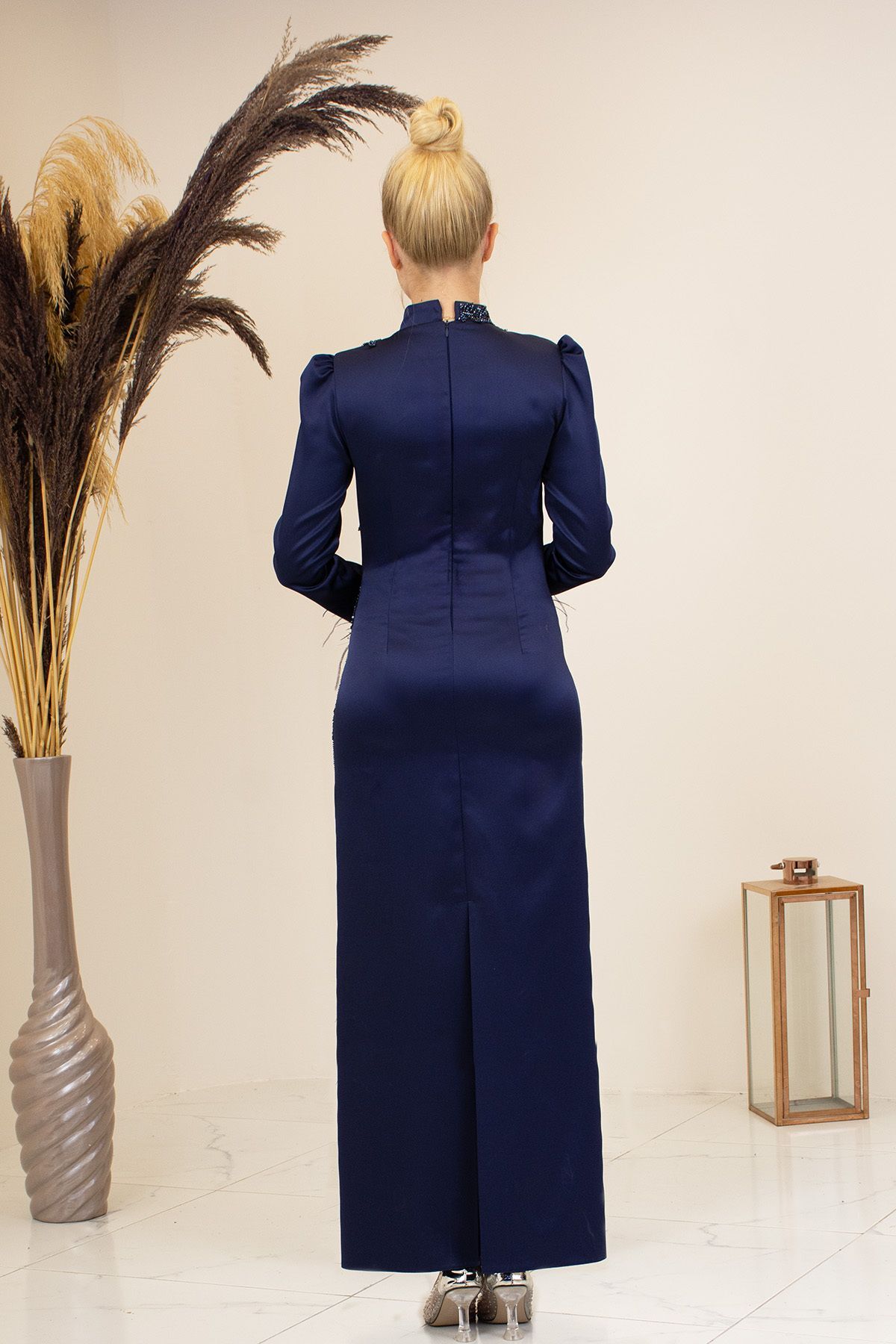 Nara Abendkleid mit Perlenapplikationsstickerei auf der Vorderseite und gefiederten Ärmeln