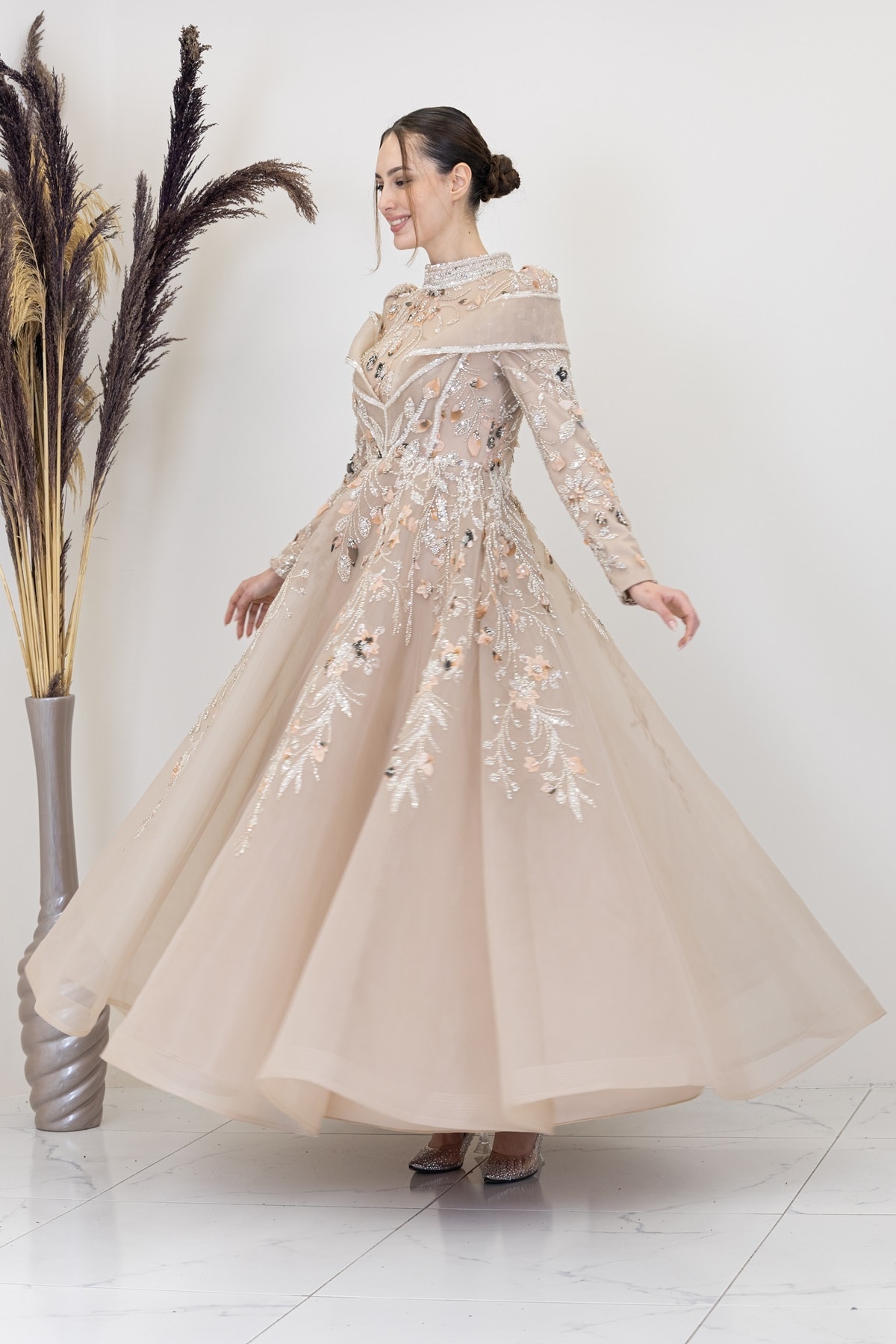 Safa Evening Dress with V Applique Embroidery on the Front