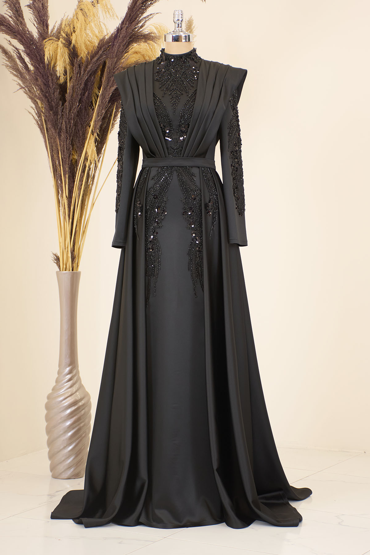 Miranda Abendkleid mit drapierter Vorderseite und Schwanz und Perlenstickerei