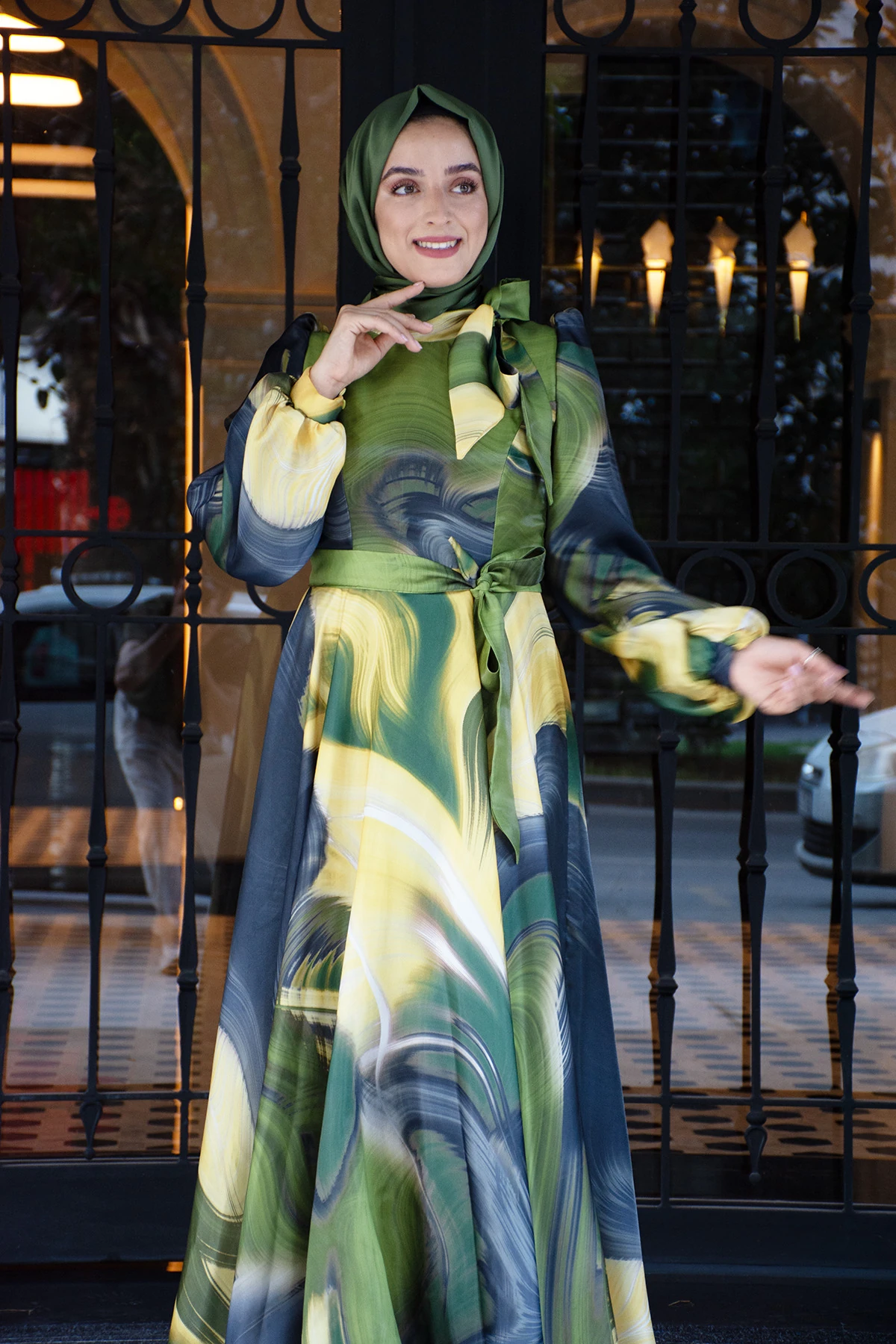 İpek Saten Kemerli Yakası Fiyonklu Desenli Ebruli Elbise - haki