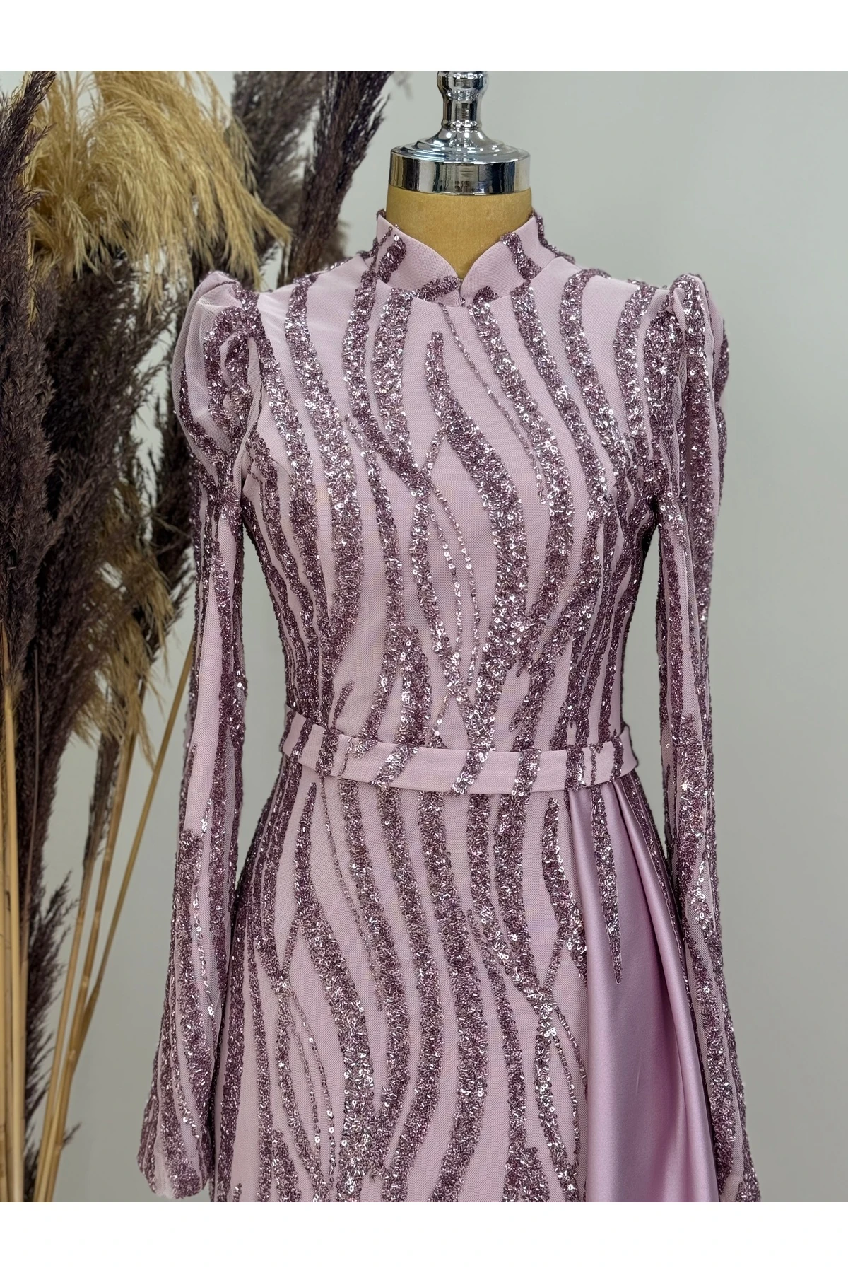 Eslina Abendkleid mit Perlenstickerei am Rock und Pendel - Pulver