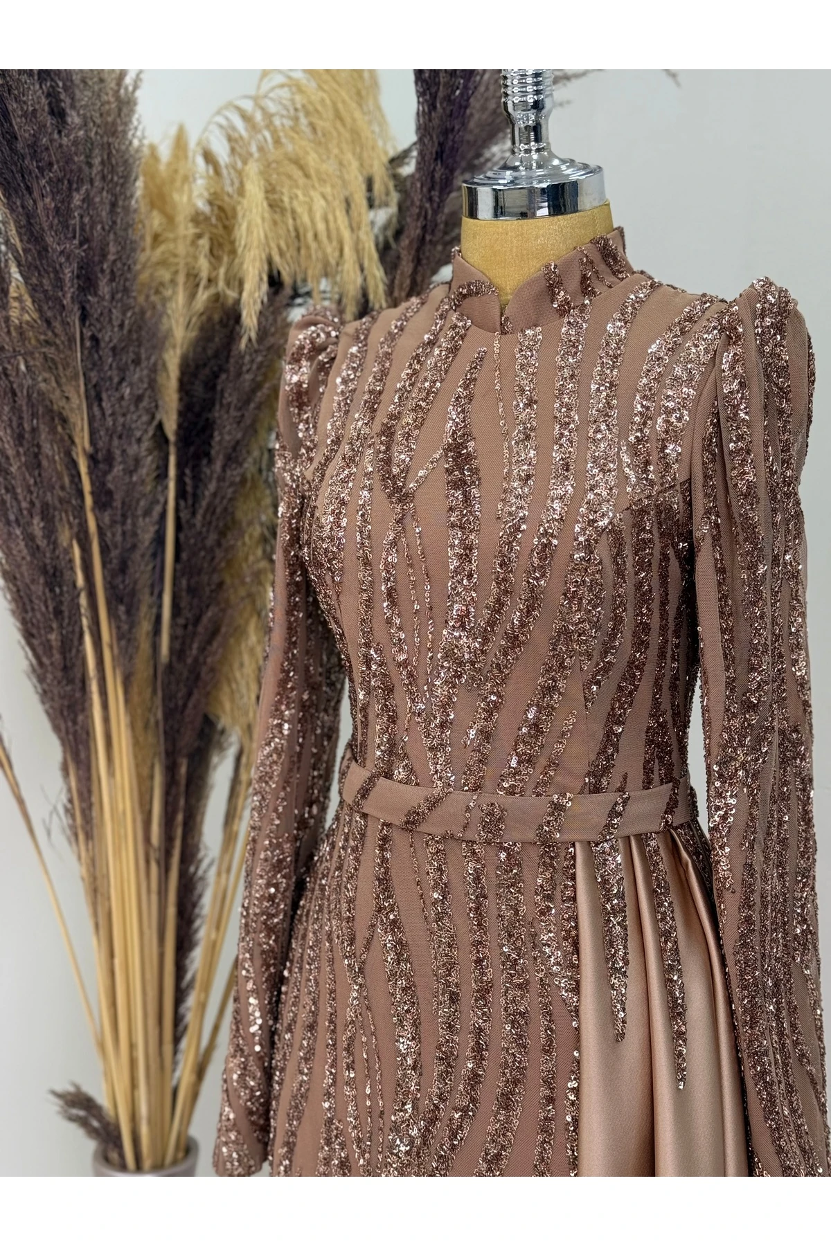 Eslina Abendkleid mit Perlenstickerei am Rock und Pendel - Kupfer