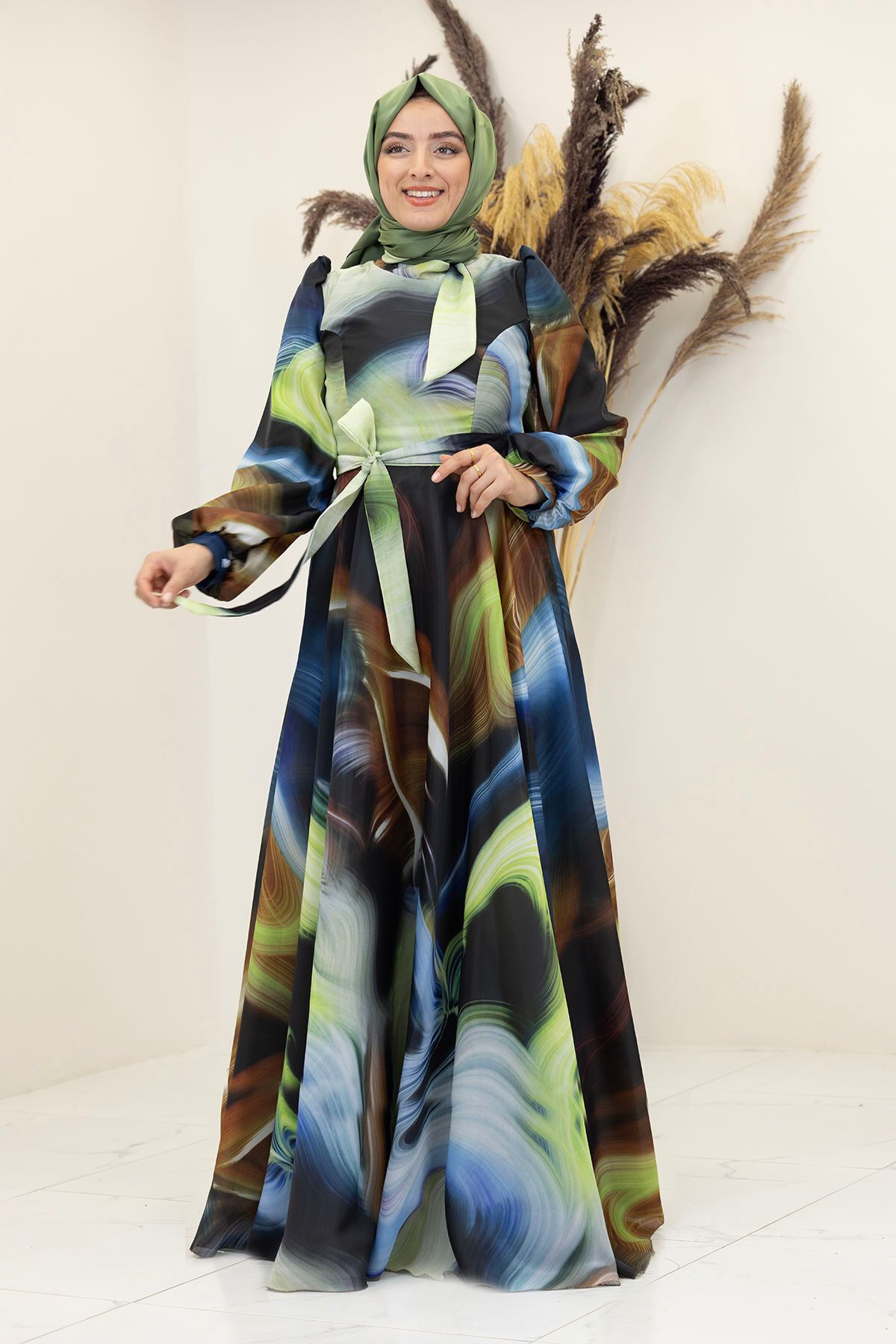 Gemustertes Ebruli-Kleid aus Seidensatin mit Gürtel und Schleifenkragen