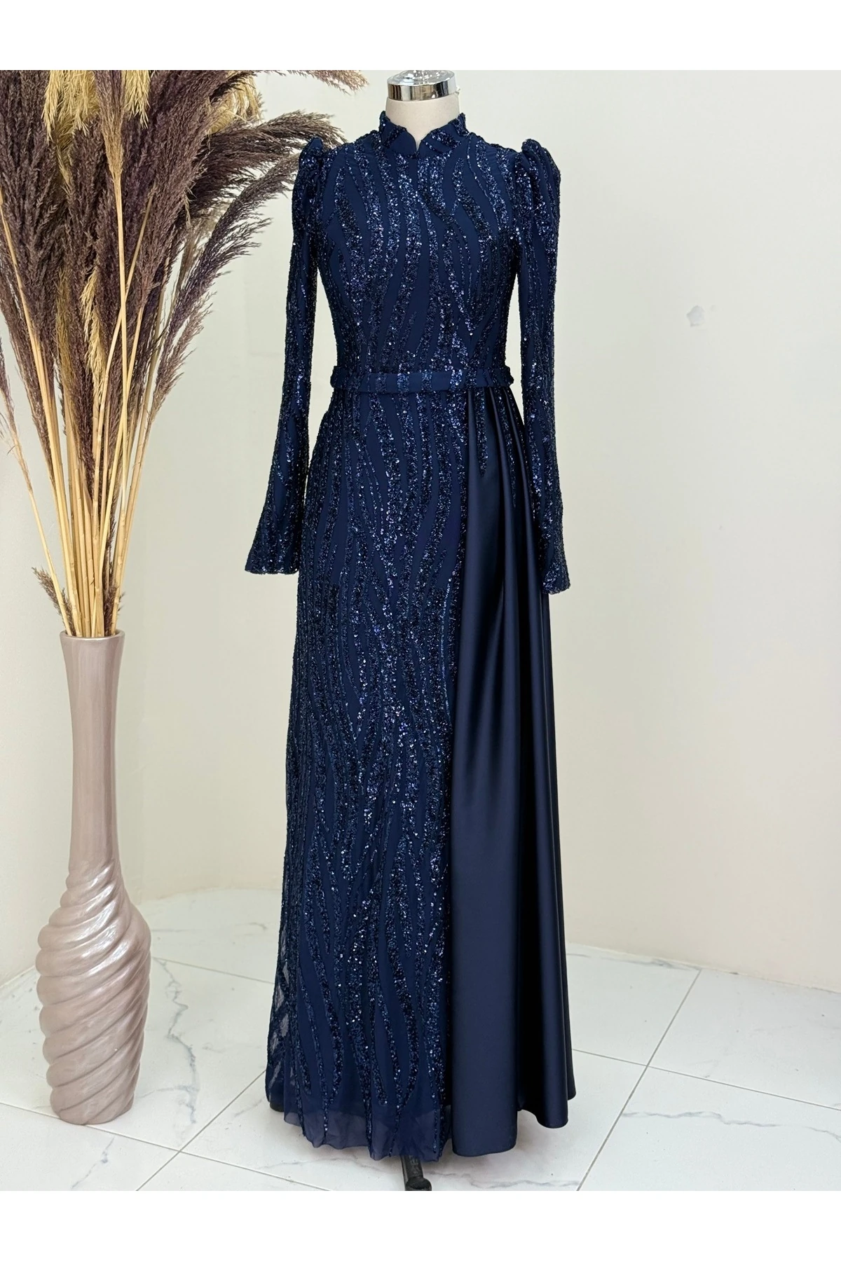 Eslina Abendkleid mit Perlenstickerei am Rock und Pendel - Dunkelblau