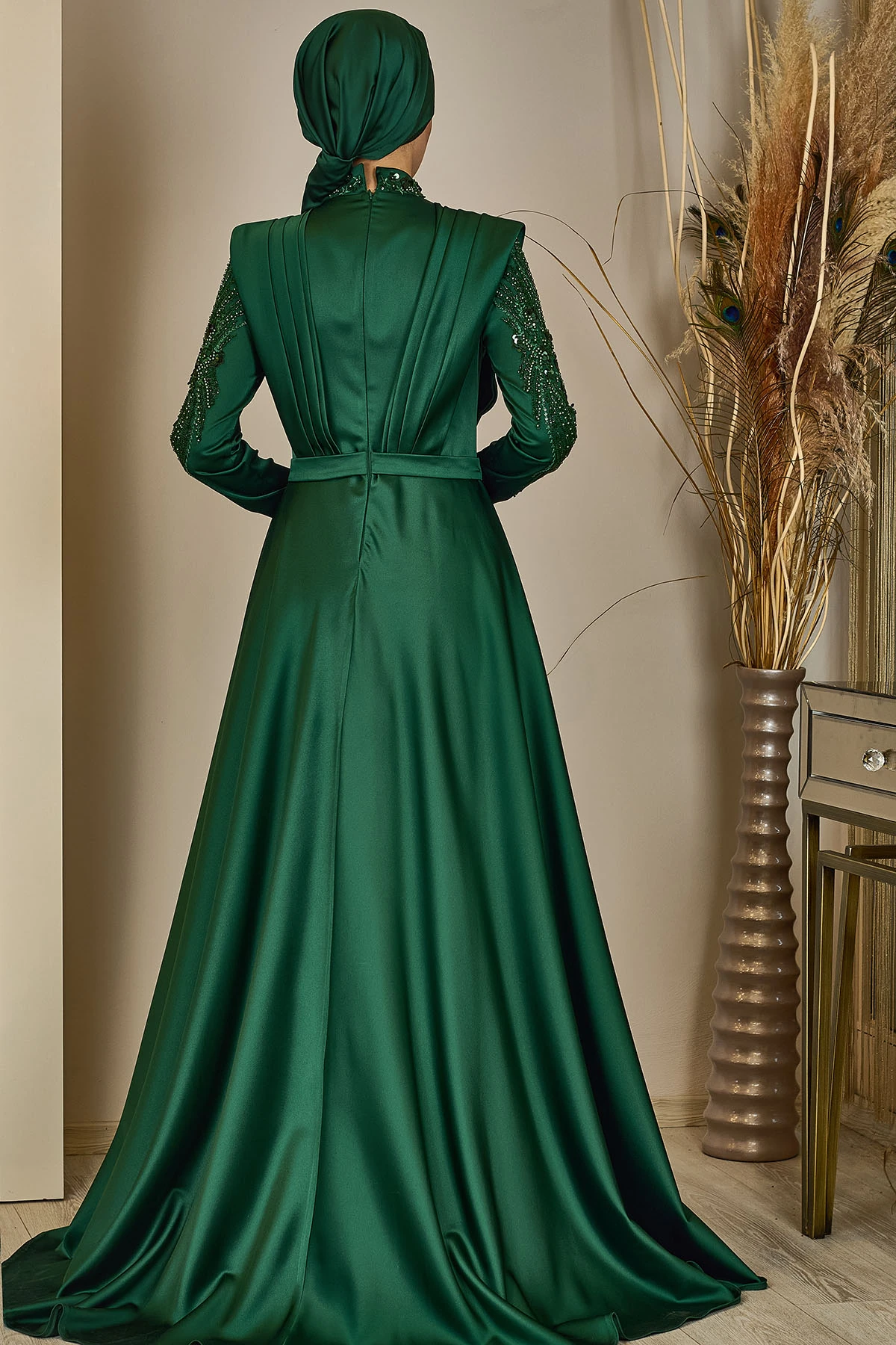 Önü Drapeli Kuyruklu Boncuk İşlemeli Miranda Abiye - zümrüt yeşili