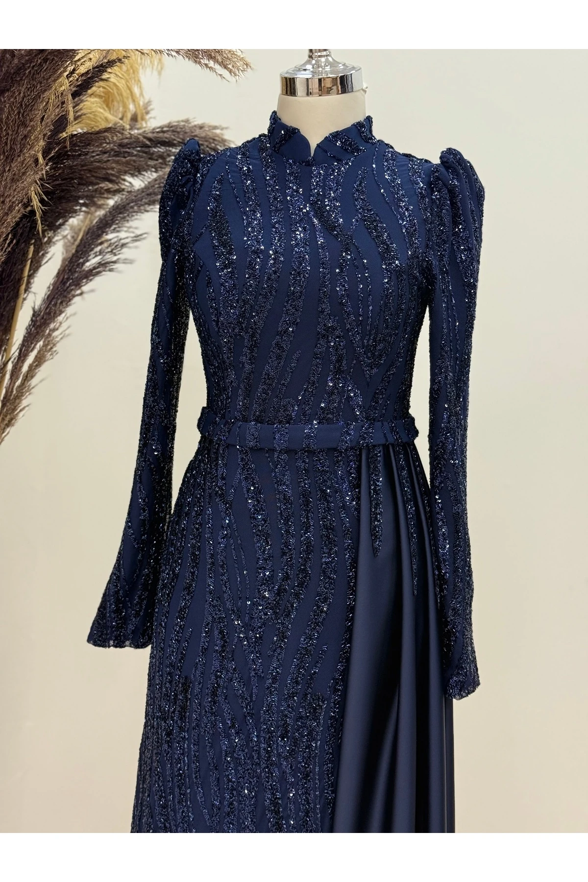 Eslina Abendkleid mit Perlenstickerei am Rock und Pendel - Dunkelblau