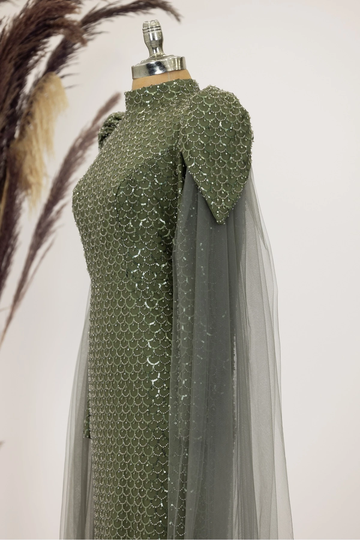 Kolları Pelerinli Asil Tesettür Abiye - haki