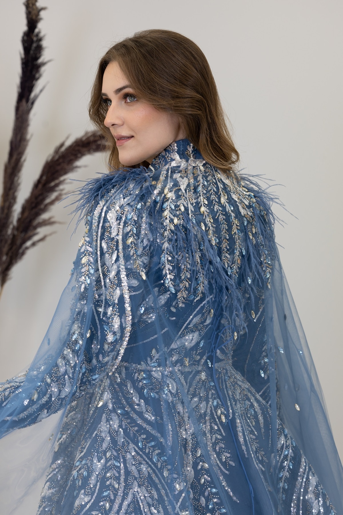 Kayra Abendkleid mit besticktem Cape mit Applikationen vorne