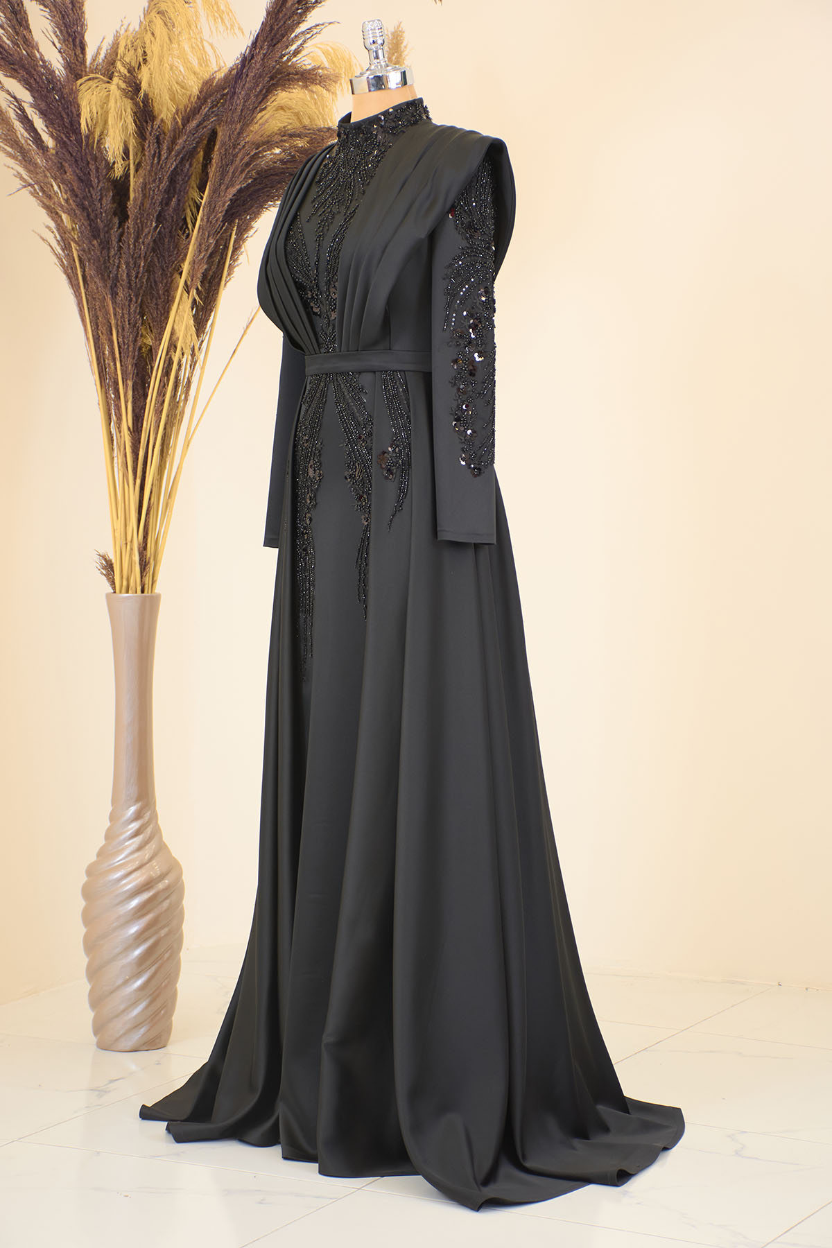 Miranda Abendkleid mit drapierter Vorderseite und Schwanz und Perlenstickerei