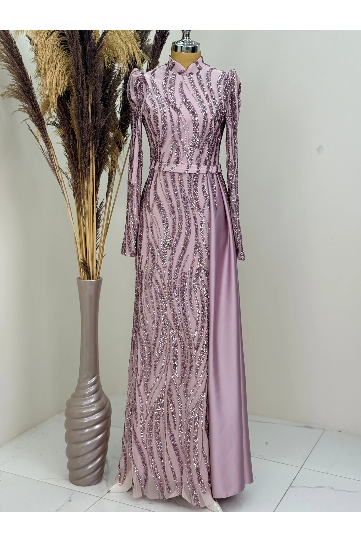 Eslina Abendkleid mit Perlenstickerei am Rock und Pendel - Pulver