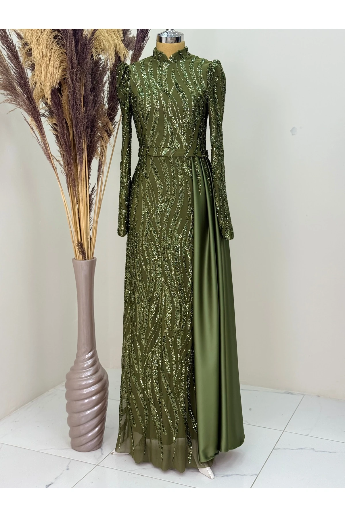 Eslina Abendkleid mit Perlenstickerei am Rock und Pendel - Khaki