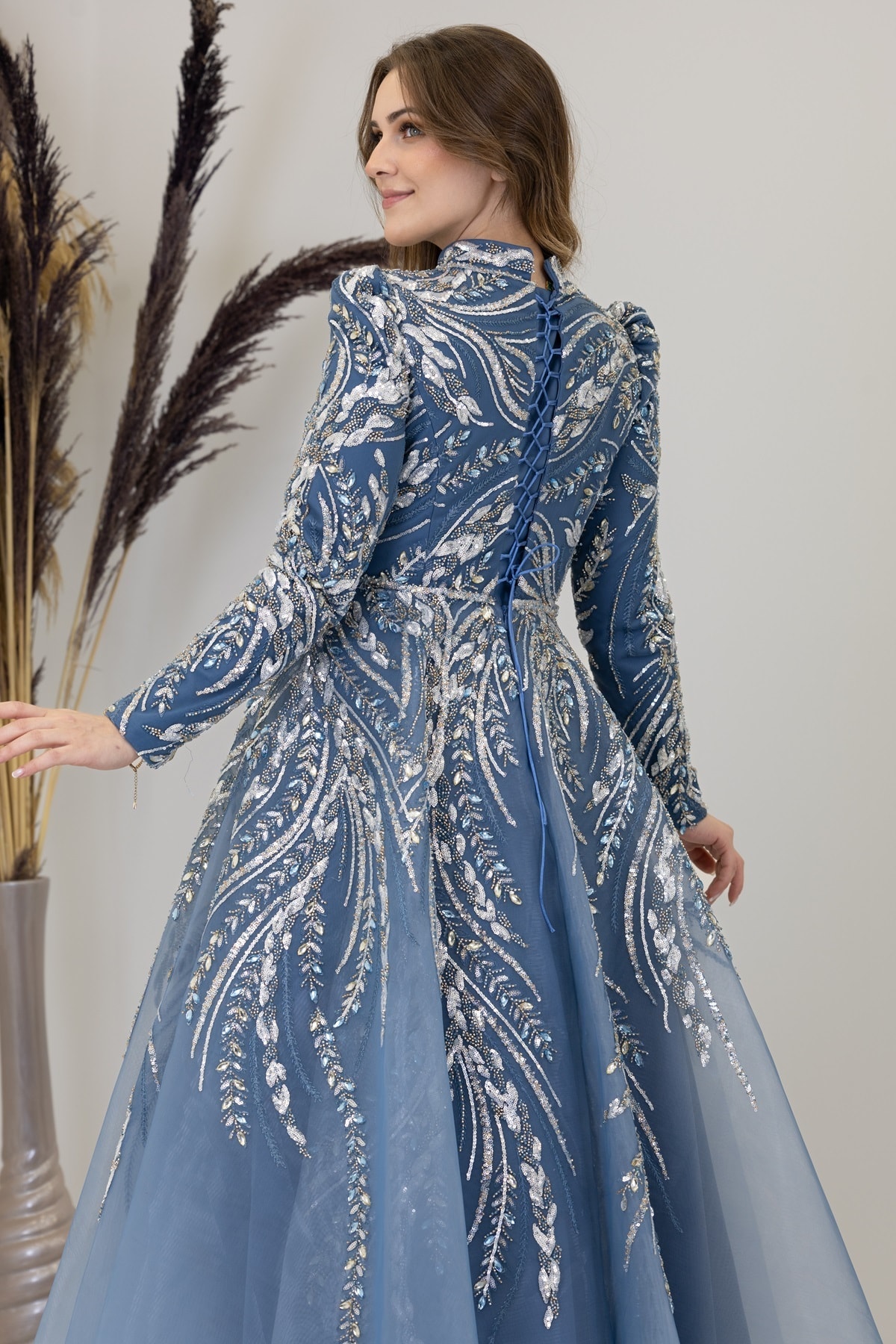 Kayra Abendkleid mit besticktem Cape mit Applikationen vorne