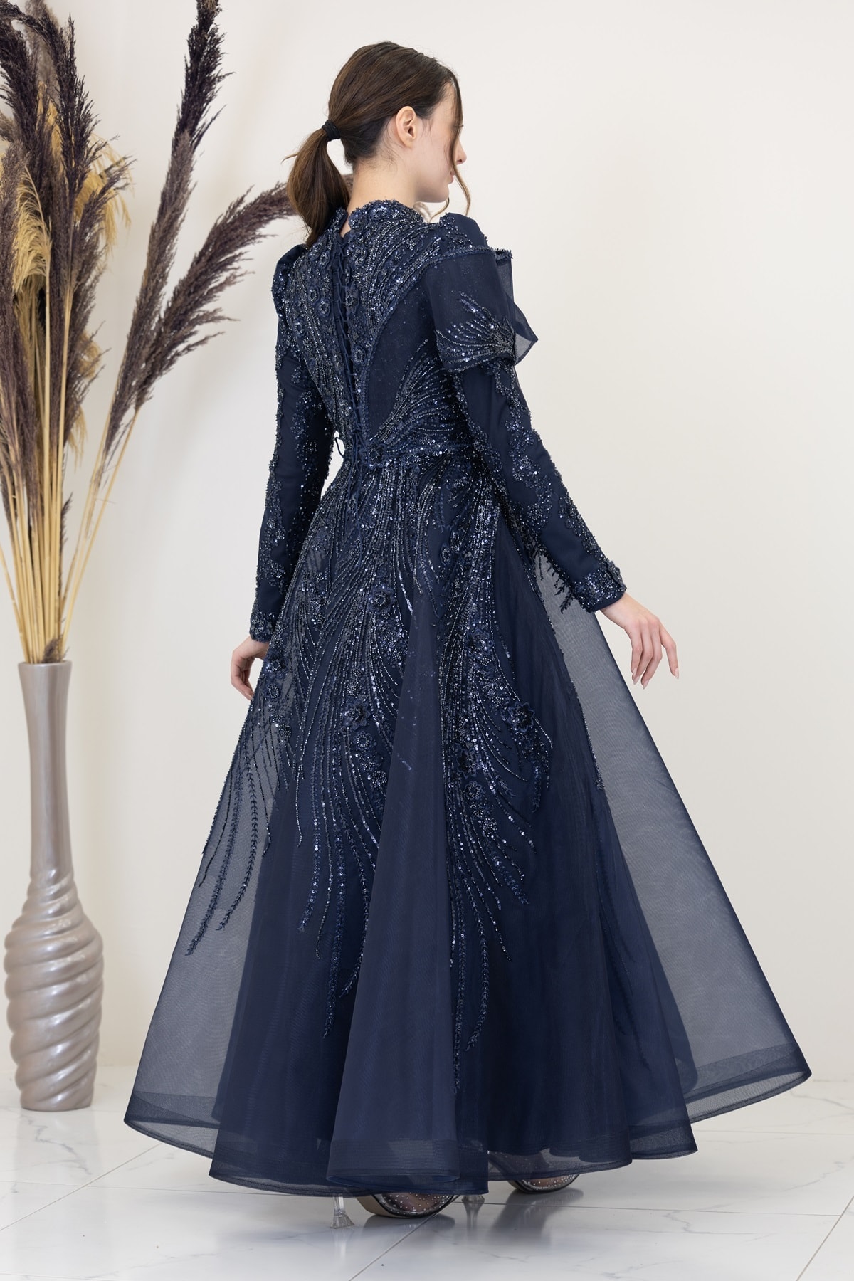 Sara Abendkleid mit Raffdetail auf der Vorderseite
