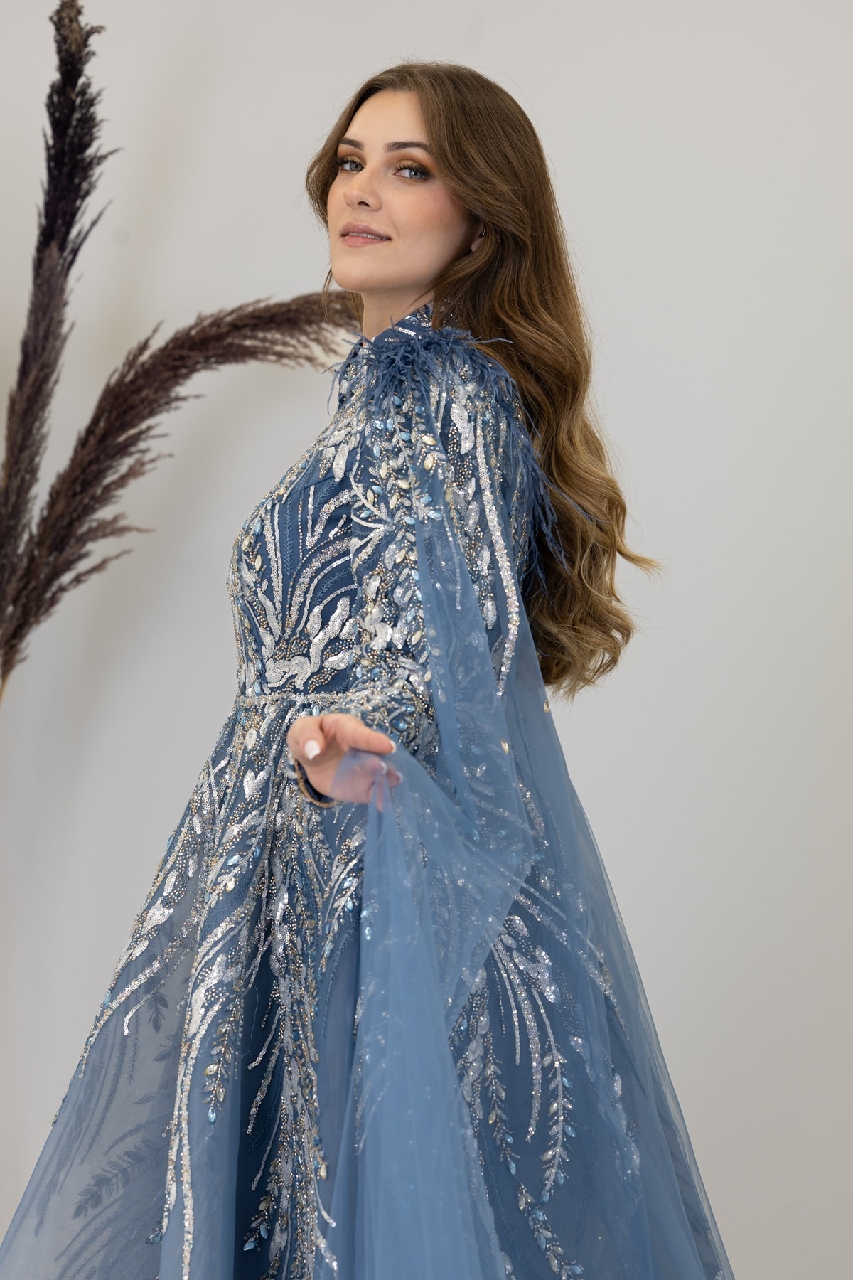 Kayra Abendkleid mit besticktem Cape mit Applikationen vorne