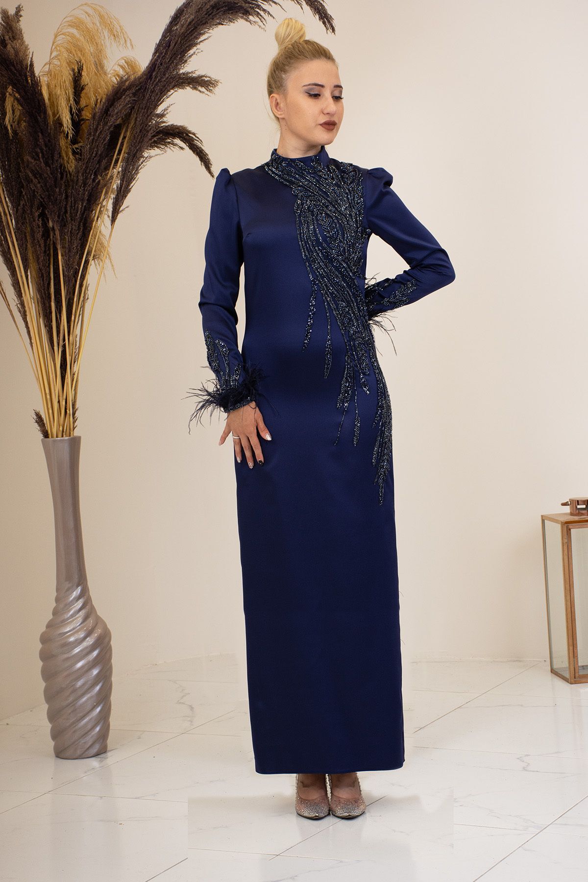 Nara Abendkleid mit Perlenapplikationsstickerei auf der Vorderseite und gefiederten Ärmeln