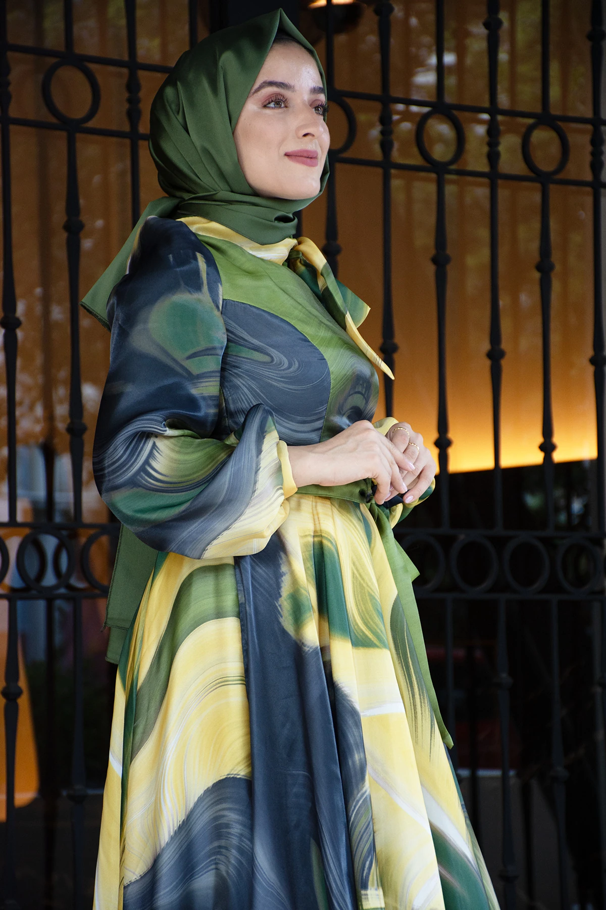 İpek Saten Kemerli Yakası Fiyonklu Desenli Ebruli Elbise - haki