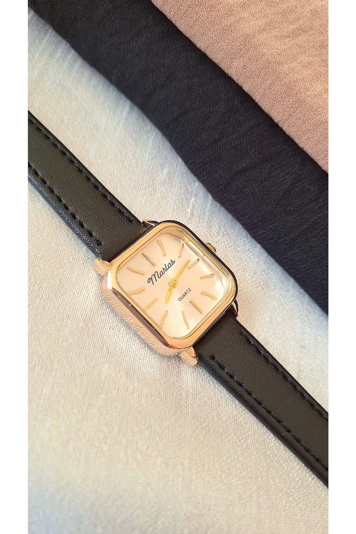 Retro Kadın Kol Saati, Vintage Tasarım, Minimal Tasarım Gold Rengi Siyah Kayış