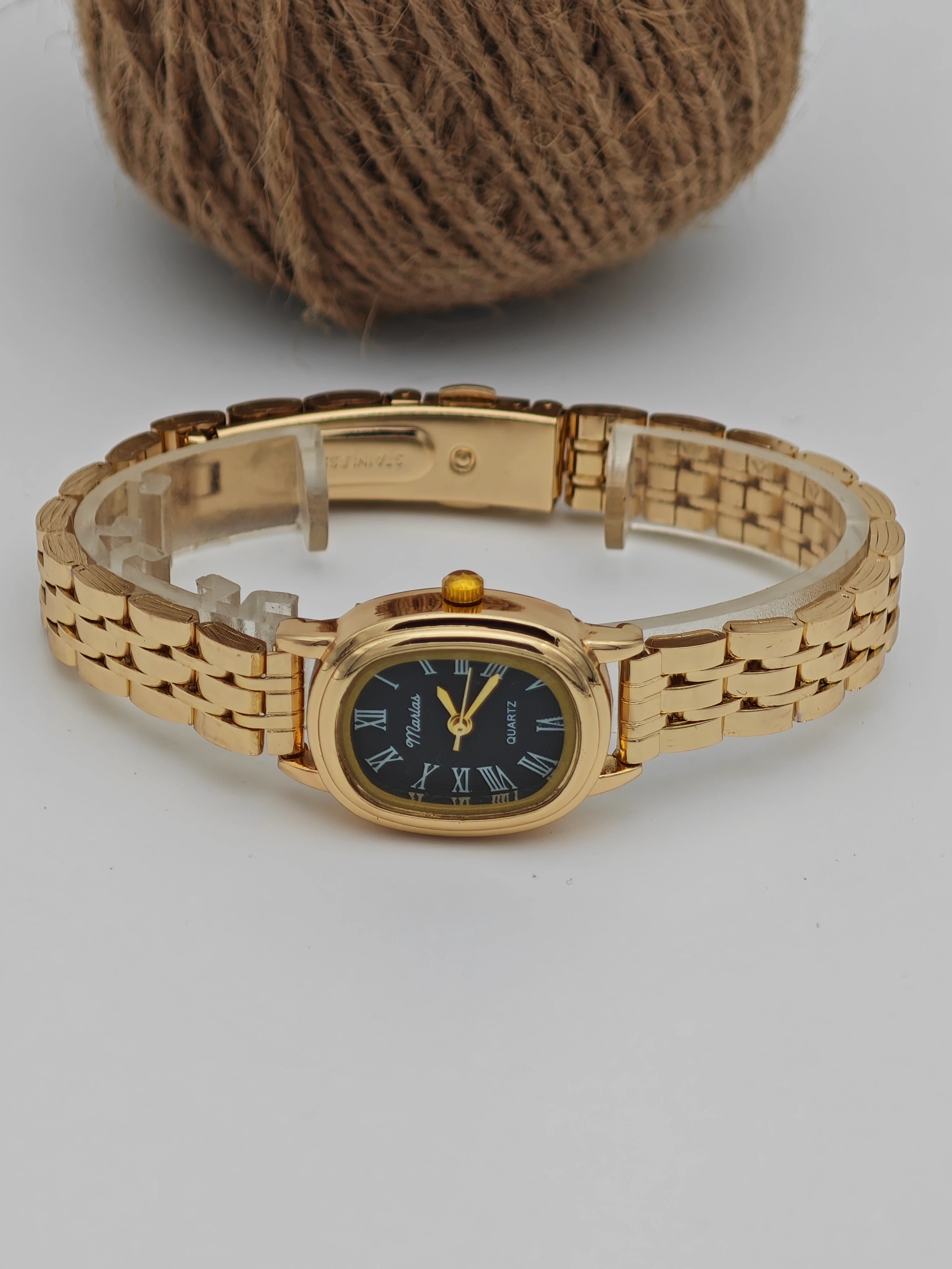 Marlas Retro Kadın Kol Saati, Siyah Kadran, Minimal Tasarım, Altın Sarısı Kasa ve Kordon, Roma Rakamlı Kadran