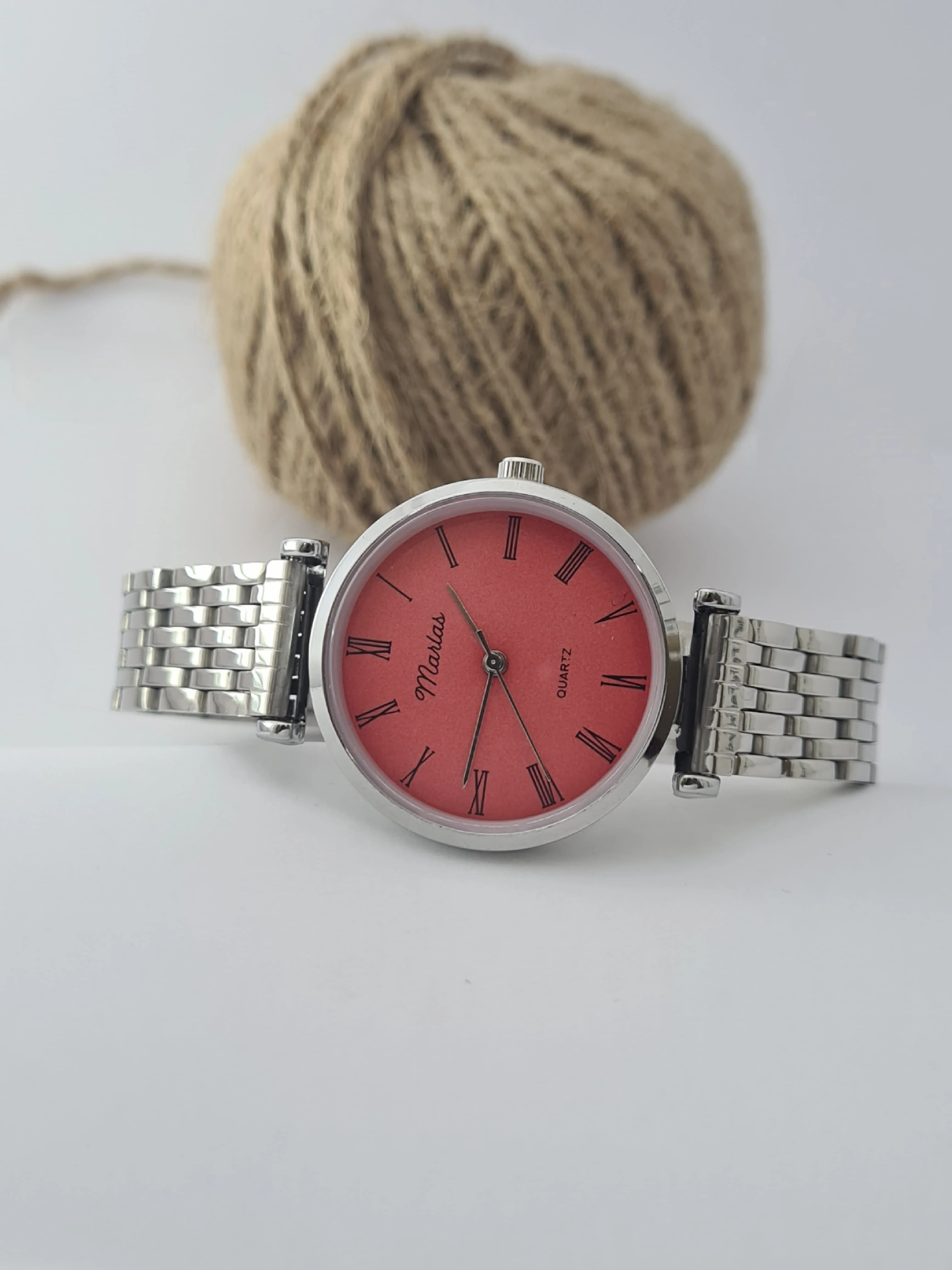 Gümüş Renk Kadın Kol Saati, Kırmızı Kadranlı Saat, Çelik Kordon, İnce Tasarım Saat, Kolay Kullanım, Roma Rakamlı Kadran