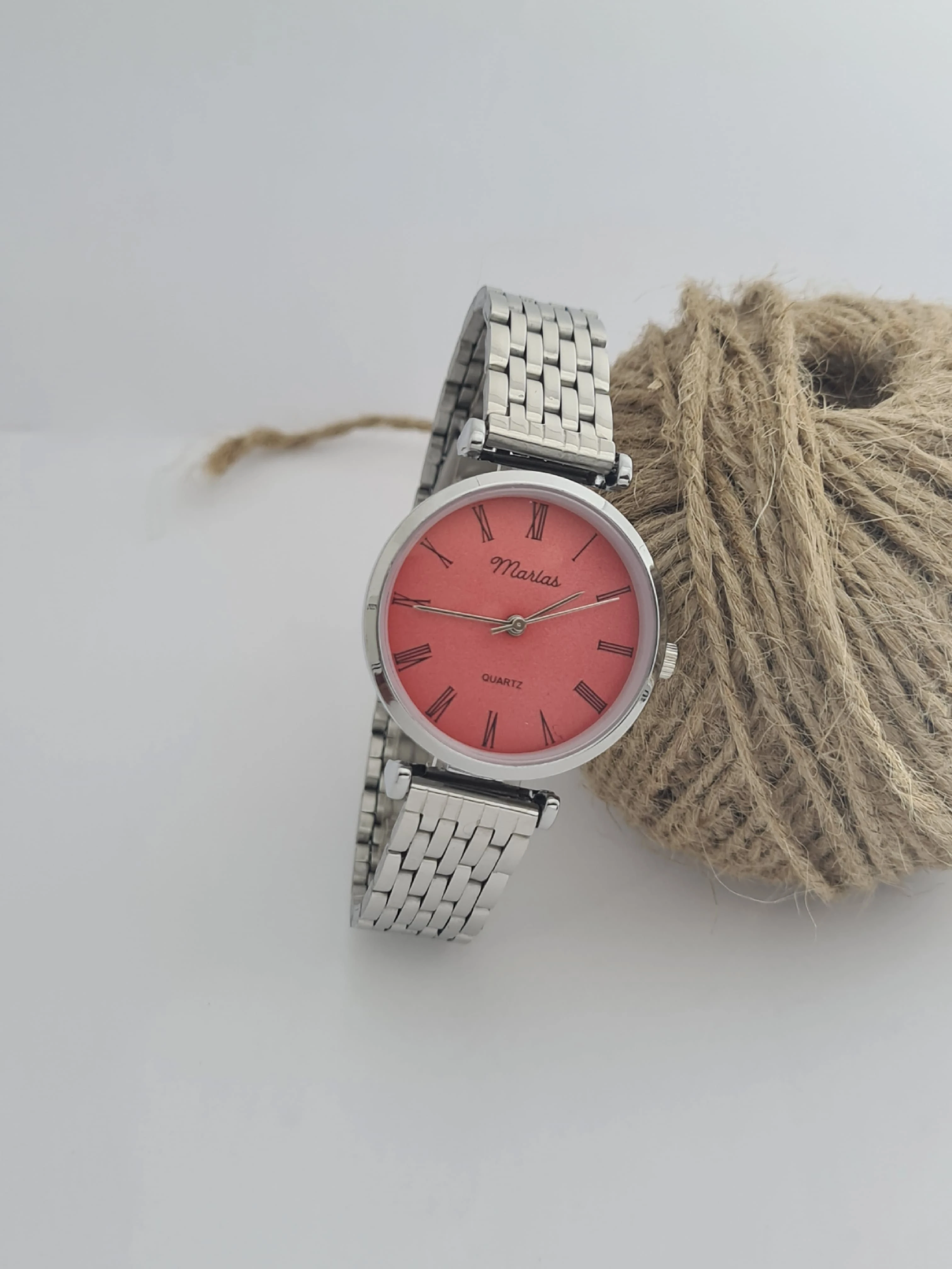 Gümüş Renk Kadın Kol Saati, Kırmızı Kadranlı Saat, Çelik Kordon, İnce Tasarım Saat, Kolay Kullanım, Roma Rakamlı Kadran