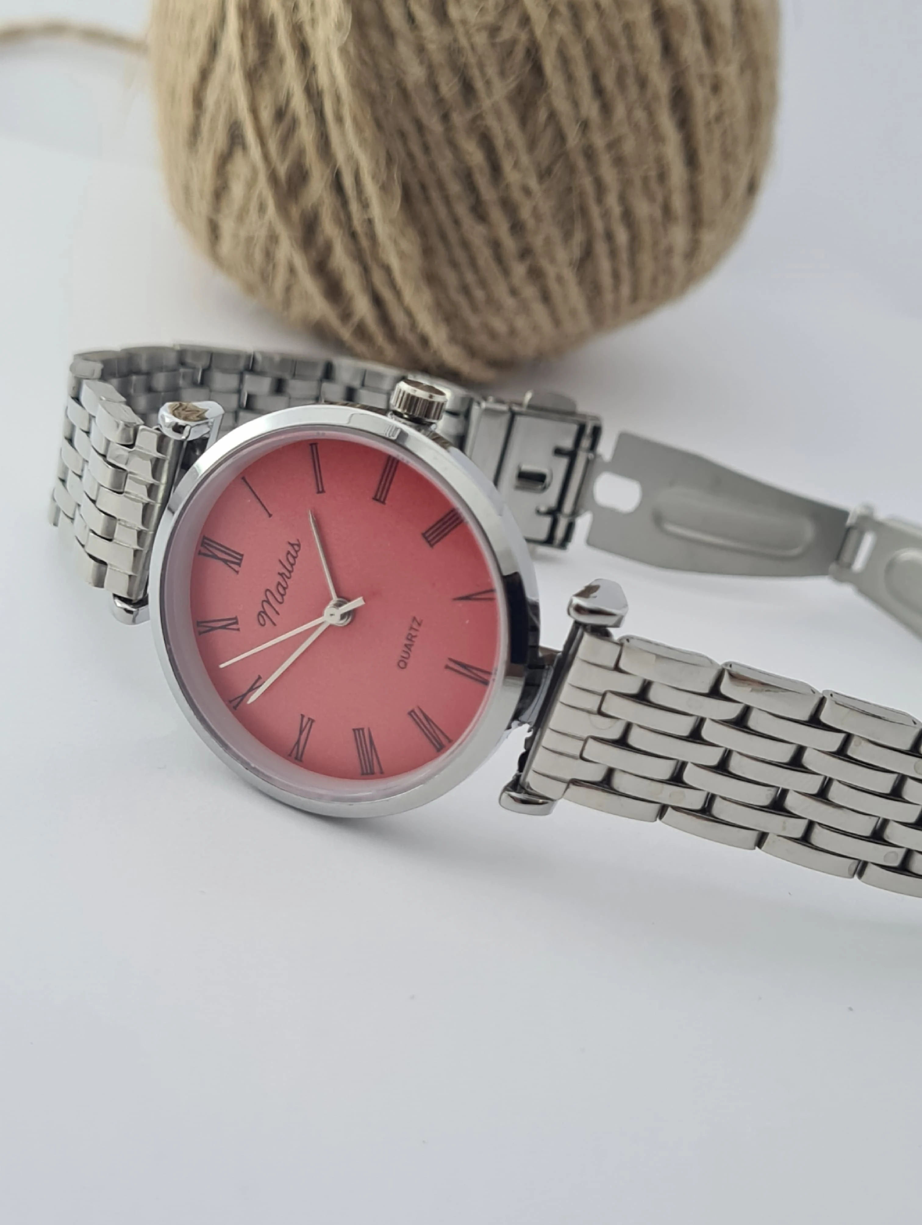 Gümüş Renk Kadın Kol Saati, Kırmızı Kadranlı Saat, Çelik Kordon, İnce Tasarım Saat, Kolay Kullanım, Roma Rakamlı Kadran