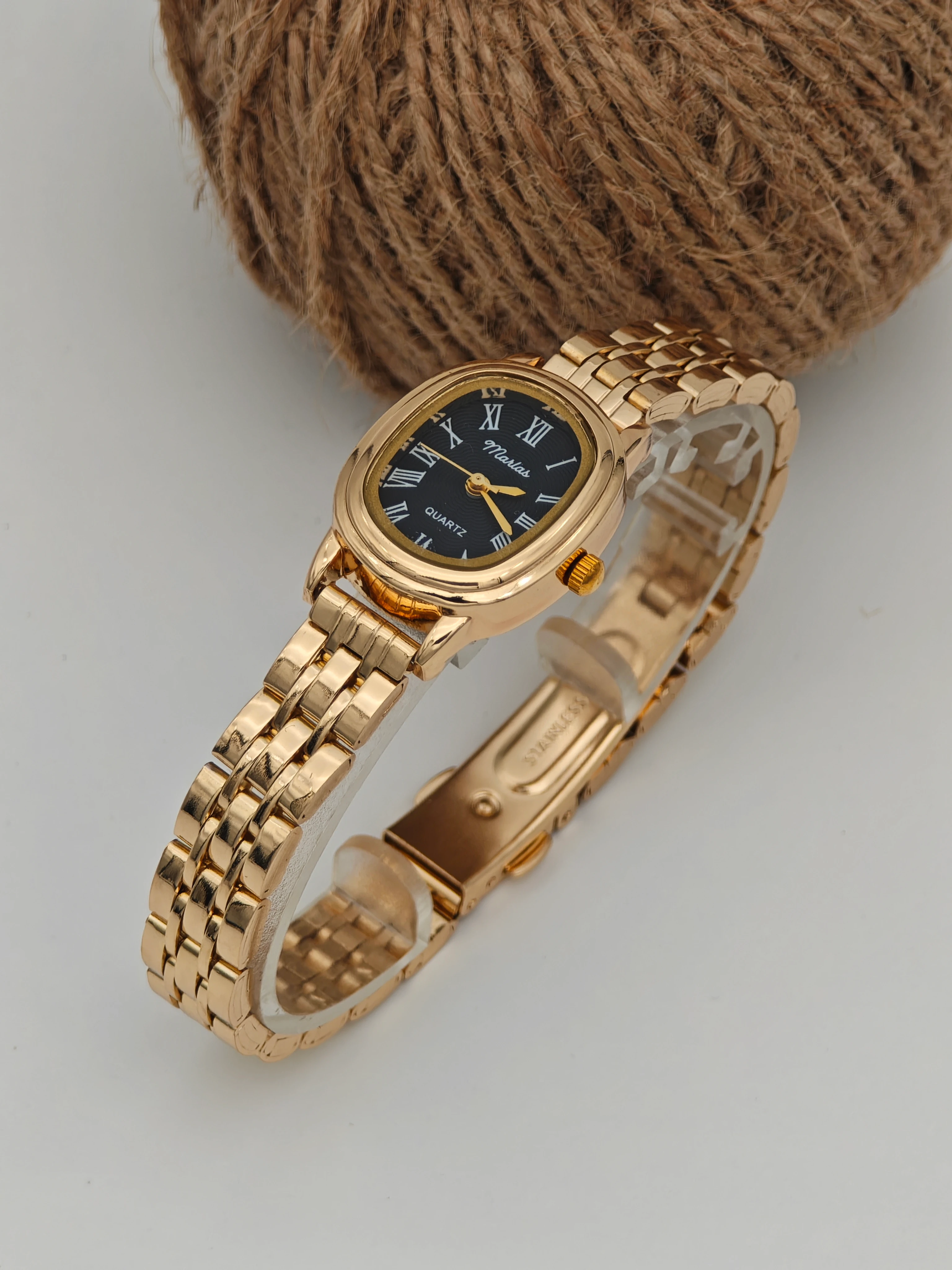 Marlas Retro Kadın Kol Saati, Siyah Kadran, Minimal Tasarım, Altın Sarısı Kasa ve Kordon, Roma Rakamlı Kadran