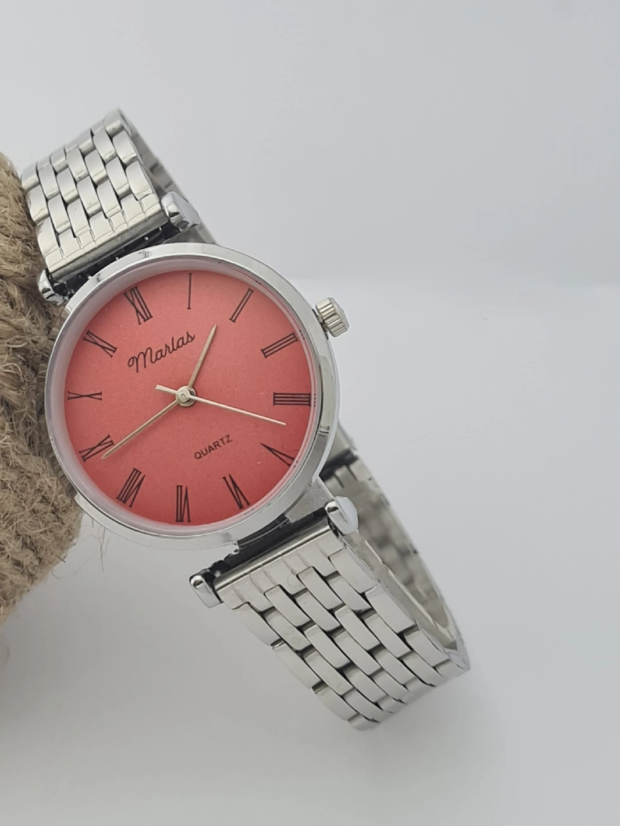 Gümüş Renk Kadın Kol Saati, Kırmızı Kadranlı Saat, Çelik Kordon, İnce Tasarım Saat, Kolay Kullanım, Roma Rakamlı Kadran