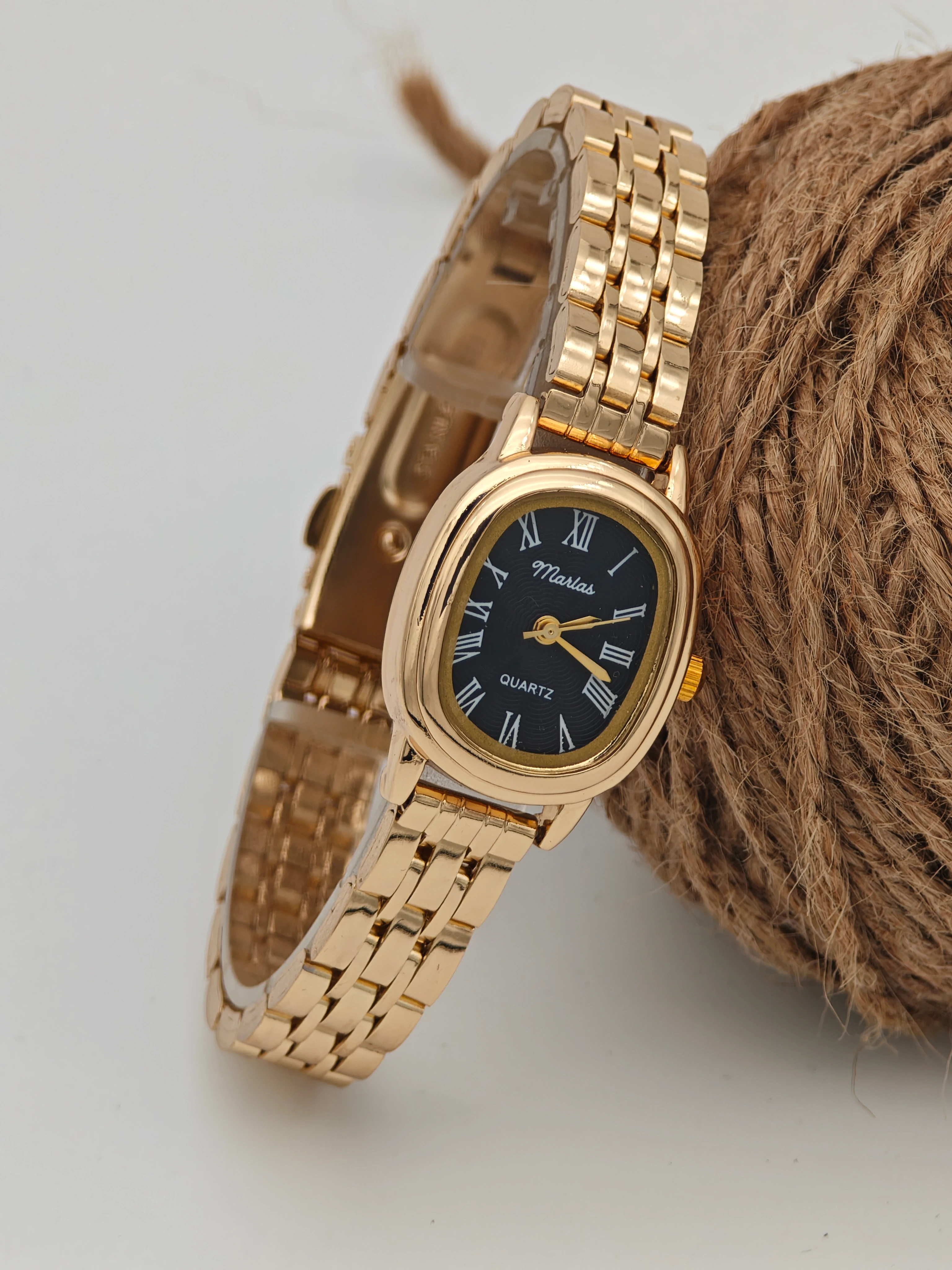 Marlas Retro Kadın Kol Saati, Siyah Kadran, Minimal Tasarım, Altın Sarısı Kasa ve Kordon, Roma Rakamlı Kadran