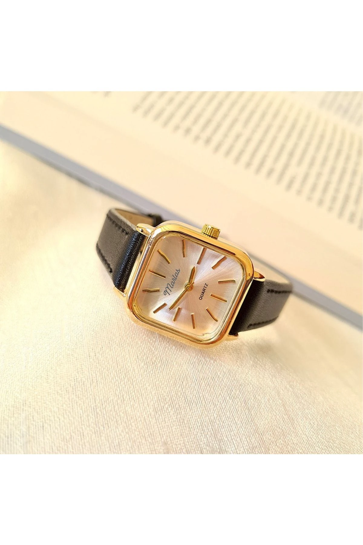 Retro Kadın Kol Saati, Vintage Tasarım, Minimal Tasarım Gold Rengi Siyah Kayış