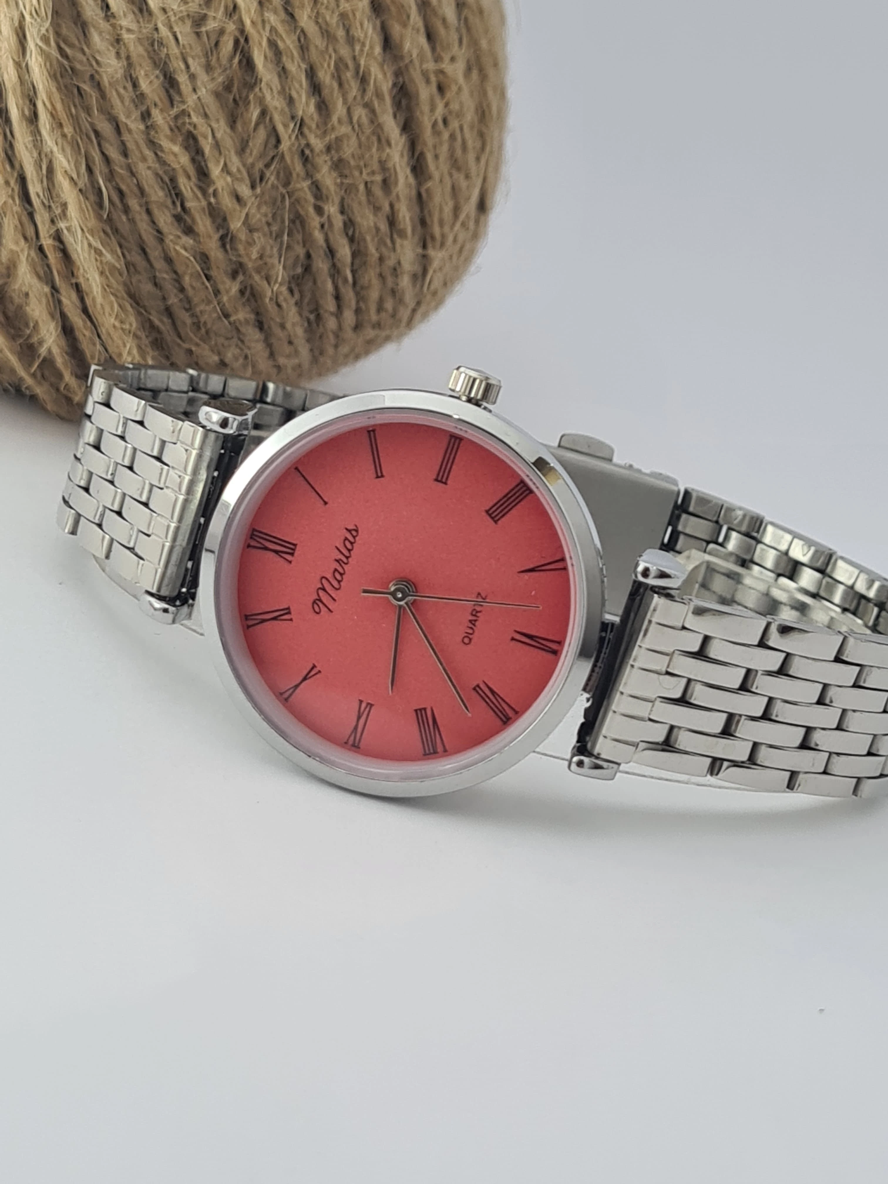 Gümüş Renk Kadın Kol Saati, Kırmızı Kadranlı Saat, Çelik Kordon, İnce Tasarım Saat, Kolay Kullanım, Roma Rakamlı Kadran