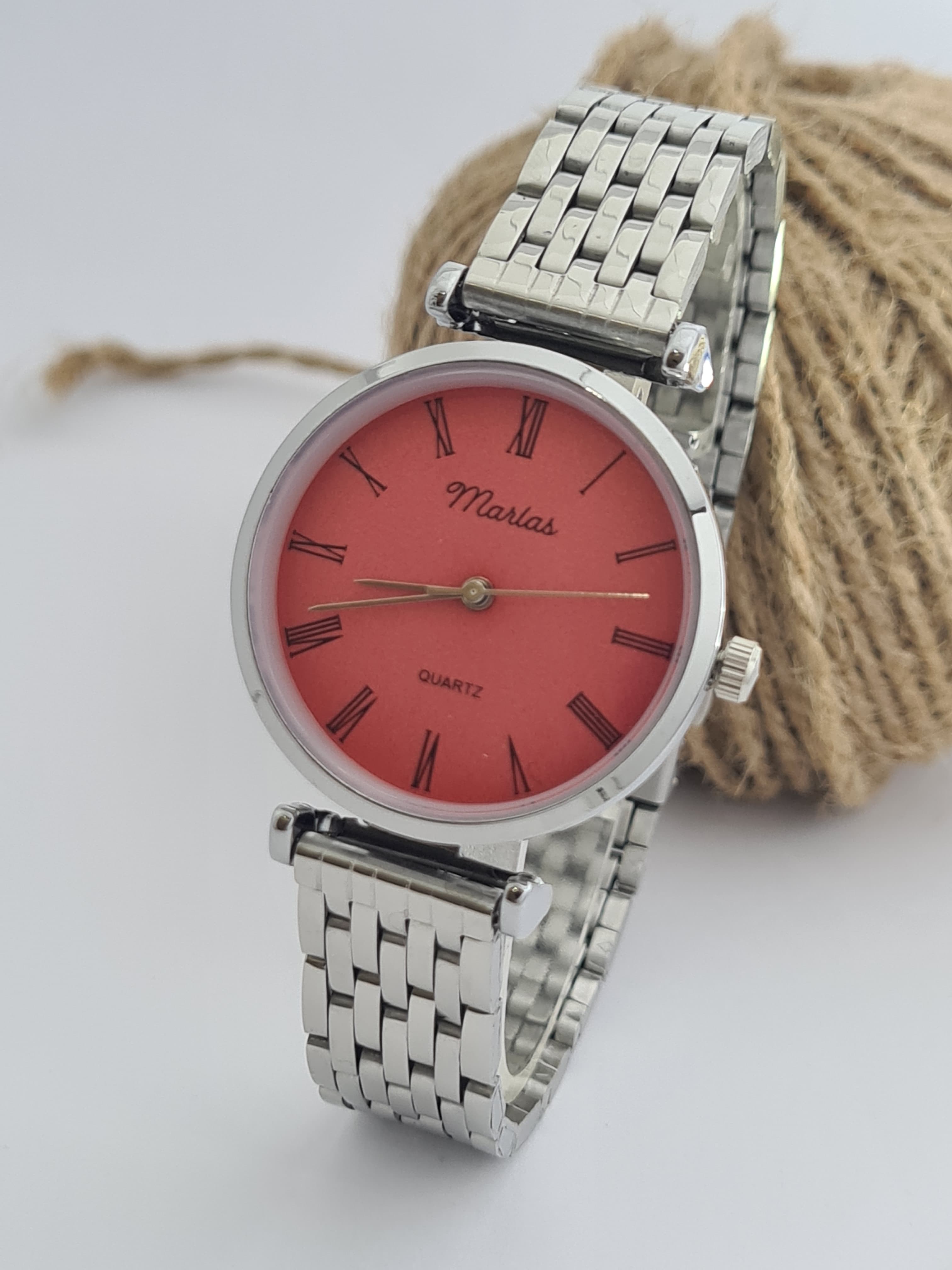 Gümüş Renk Kadın Kol Saati, Kırmızı Kadranlı Saat, Çelik Kordon, İnce Tasarım Saat, Kolay Kullanım, Roma Rakamlı Kadran