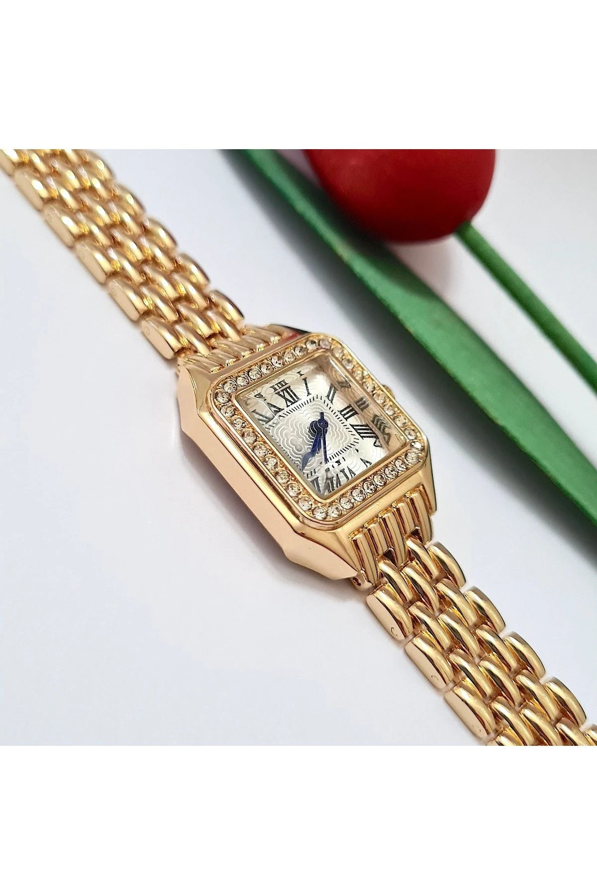 Gold Renkli Taşlı Yılan Desenli Kadın Kol Saati