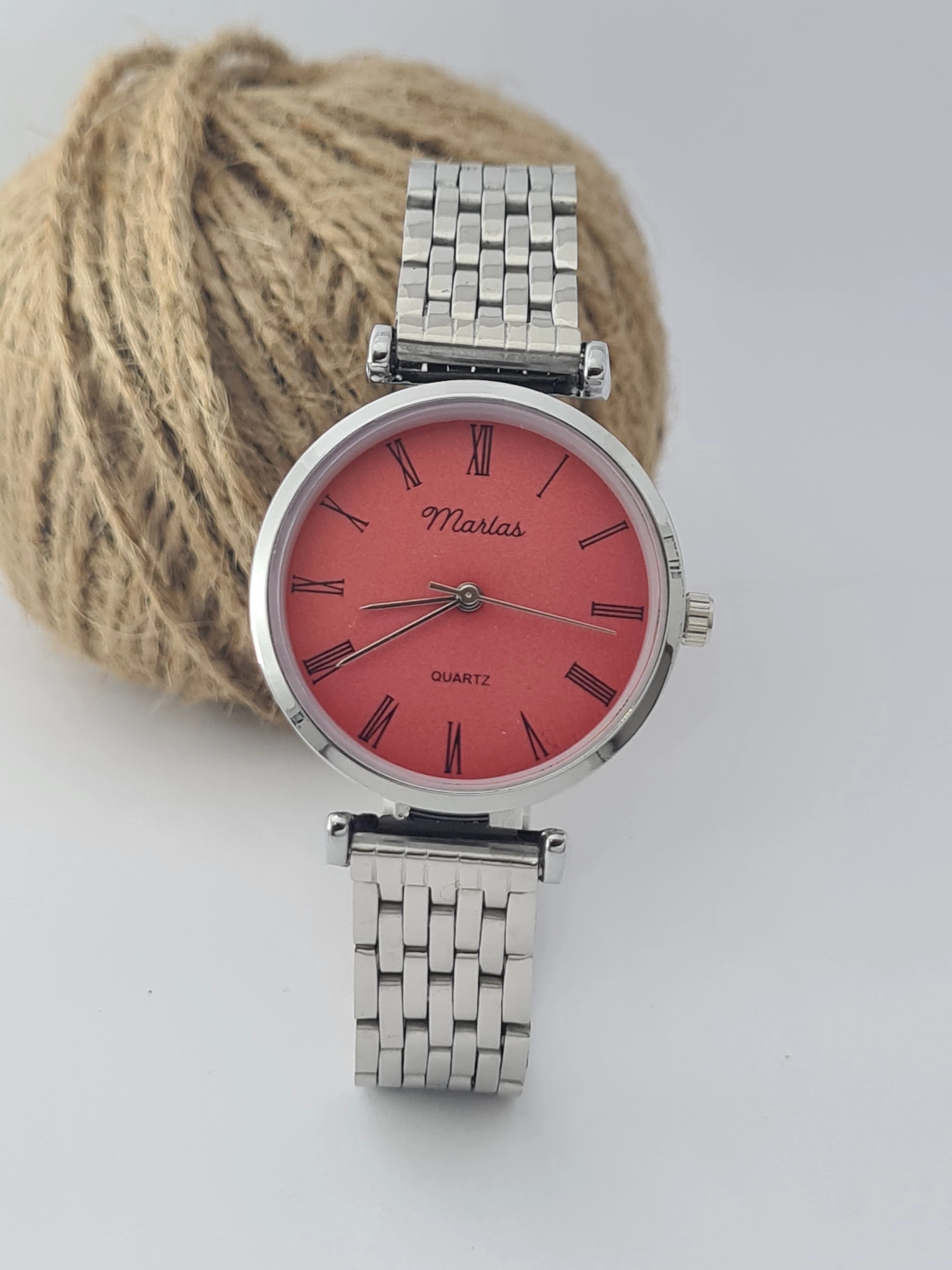 Gümüş Renk Kadın Kol Saati, Kırmızı Kadranlı Saat, Çelik Kordon, İnce Tasarım Saat, Kolay Kullanım, Roma Rakamlı Kadran