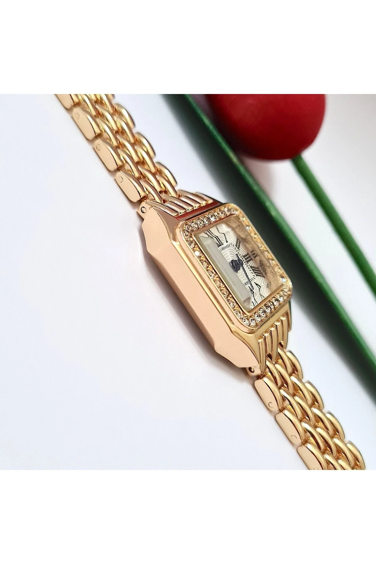 Gold Renkli Taşlı Yılan Desenli Kadın Kol Saati