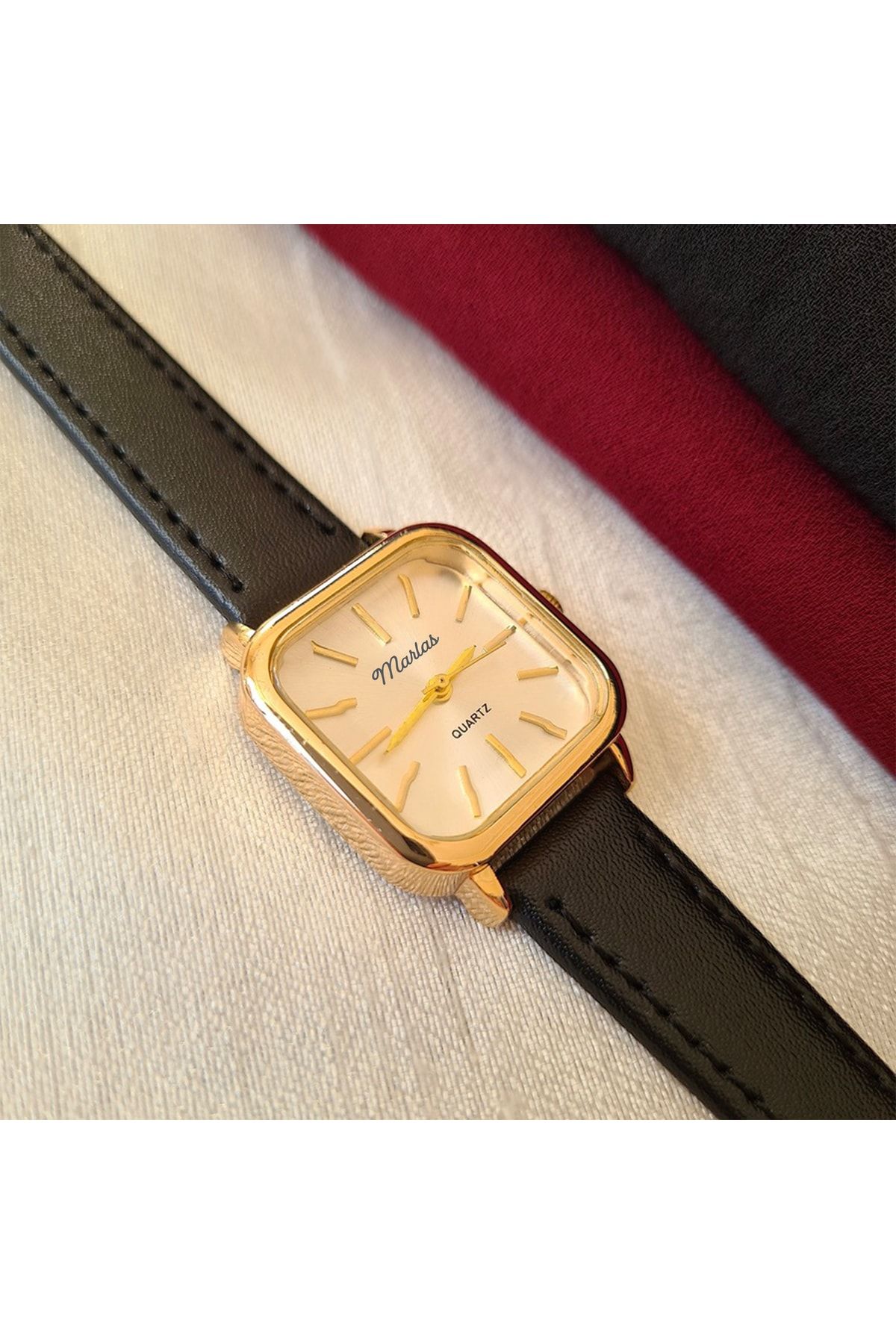 Retro Kadın Kol Saati, Vintage Tasarım, Minimal Tasarım Gold Rengi Siyah Kayış