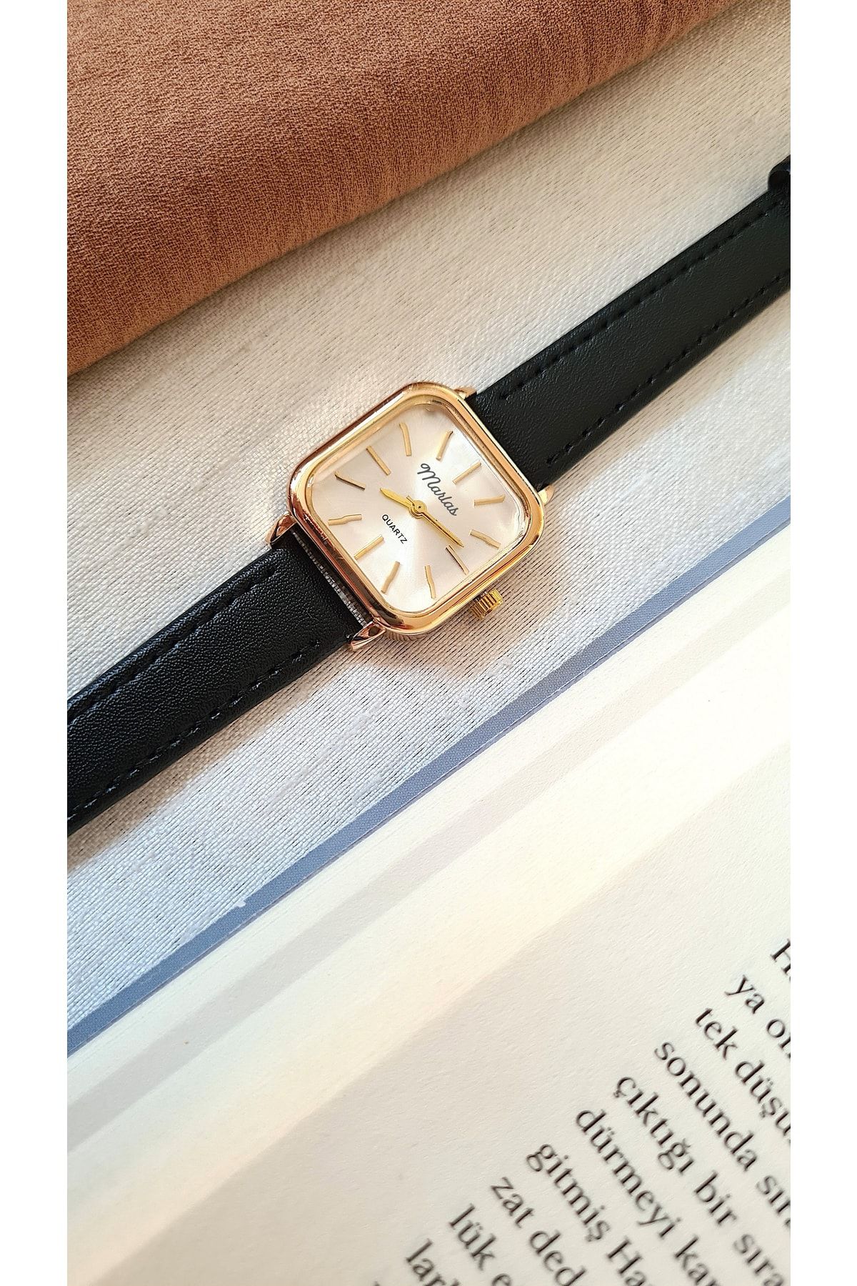 Retro Kadın Kol Saati, Vintage Tasarım, Minimal Tasarım Gold Rengi Siyah Kayış