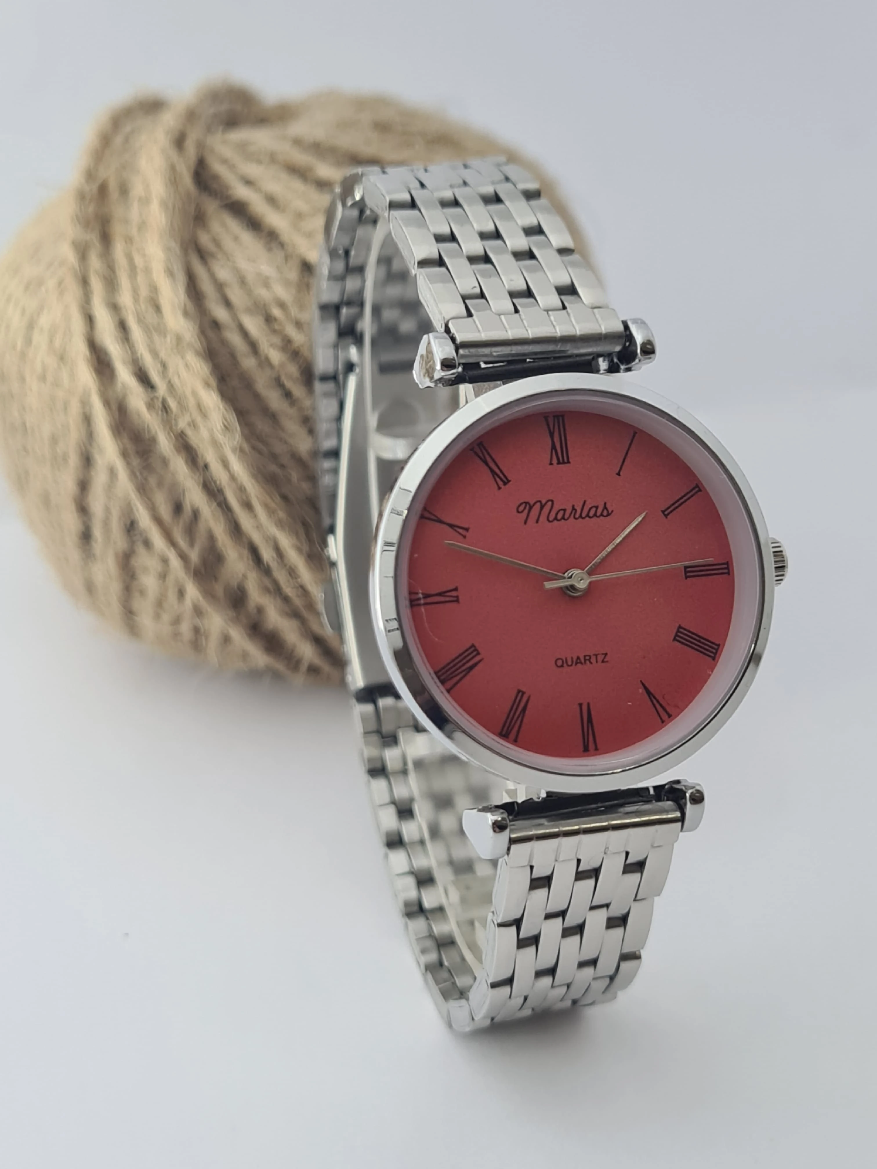 Gümüş Renk Kadın Kol Saati, Kırmızı Kadranlı Saat, Çelik Kordon, İnce Tasarım Saat, Kolay Kullanım, Roma Rakamlı Kadran