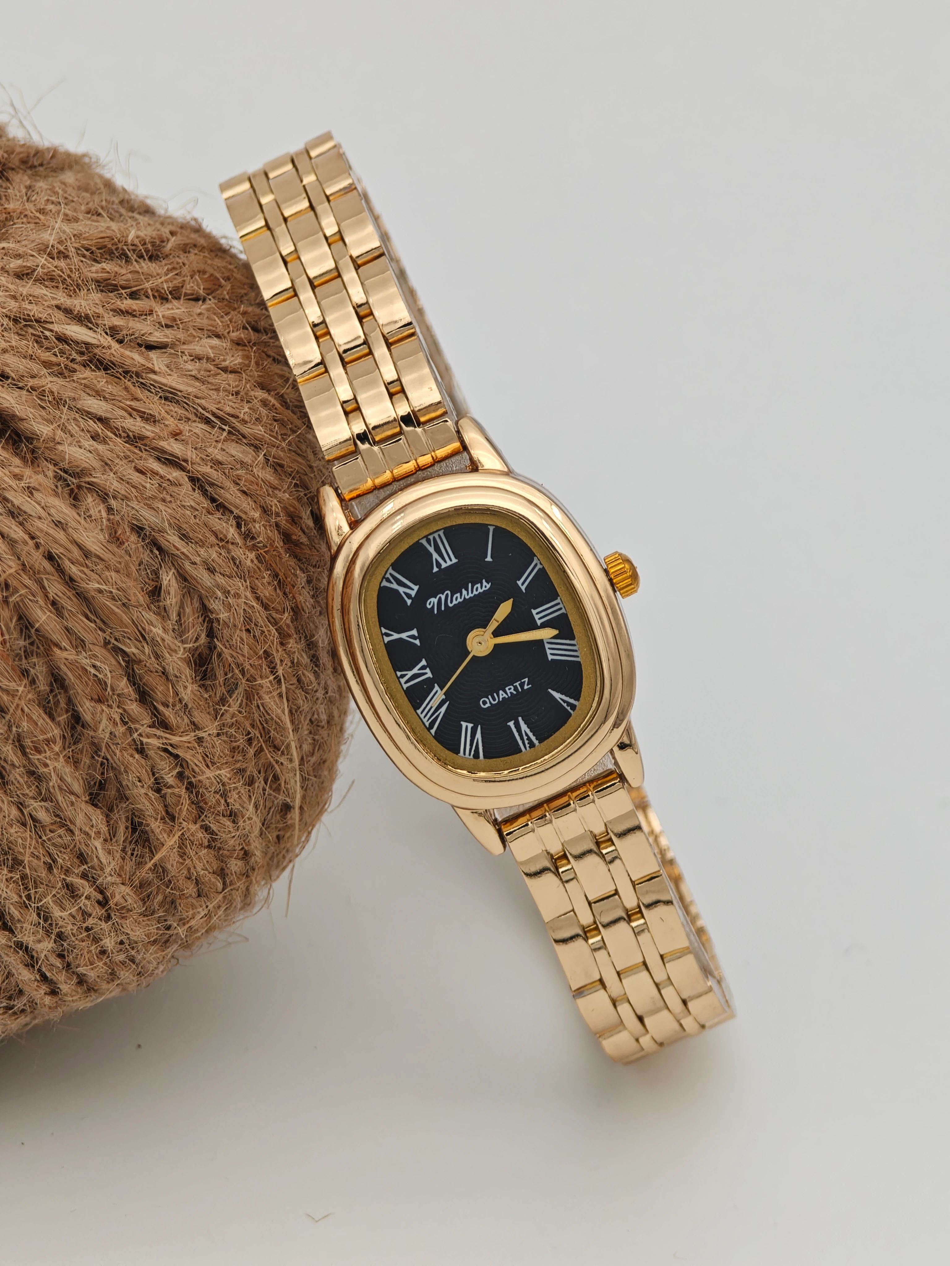 Marlas Retro Kadın Kol Saati, Siyah Kadran, Minimal Tasarım, Altın Sarısı Kasa ve Kordon, Roma Rakamlı Kadran