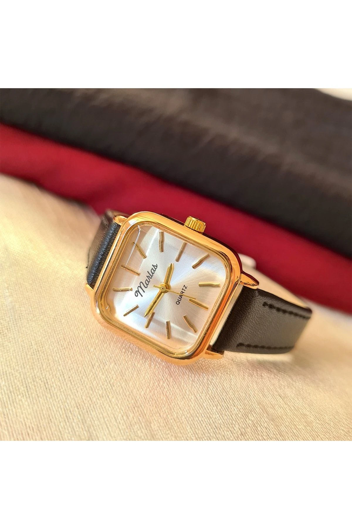 Retro Kadın Kol Saati, Vintage Tasarım, Minimal Tasarım Gold Rengi Siyah Kayış