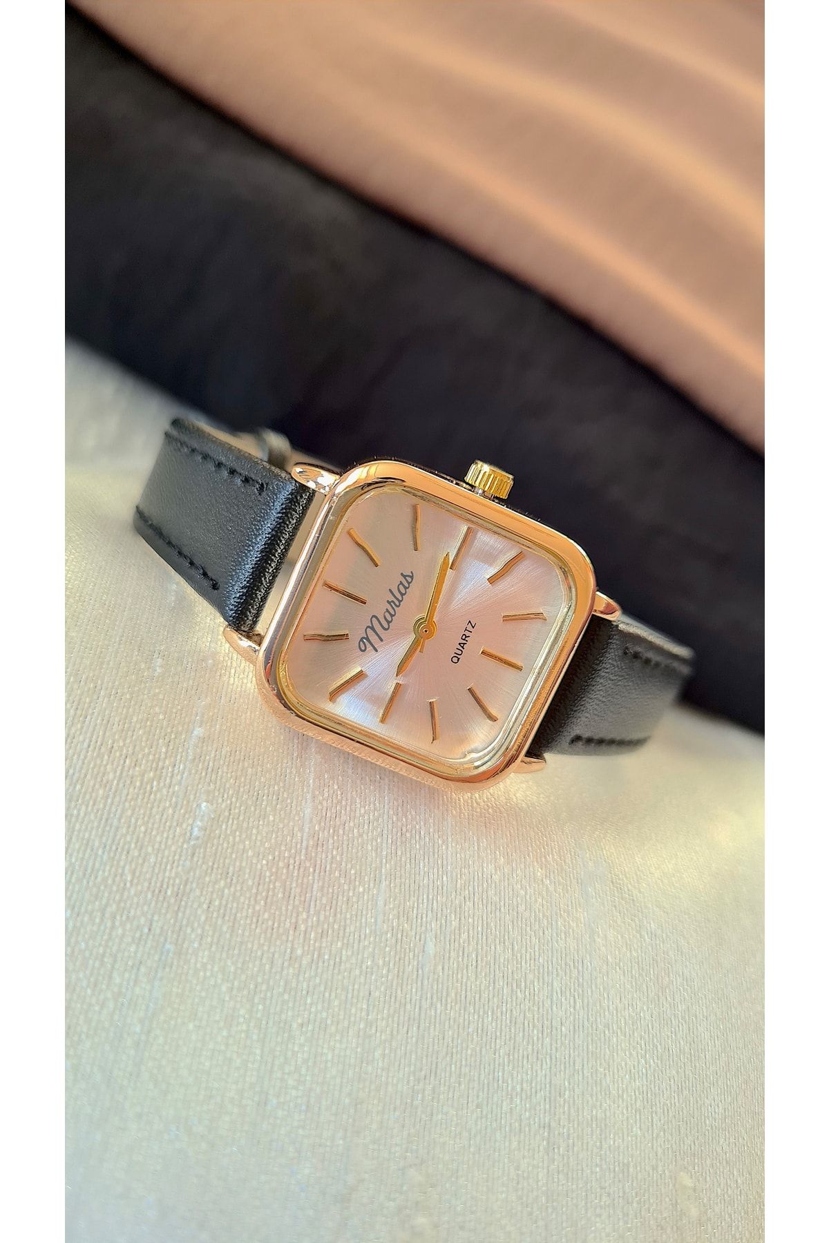 Retro Kadın Kol Saati, Vintage Tasarım, Minimal Tasarım Gold Rengi Siyah Kayış