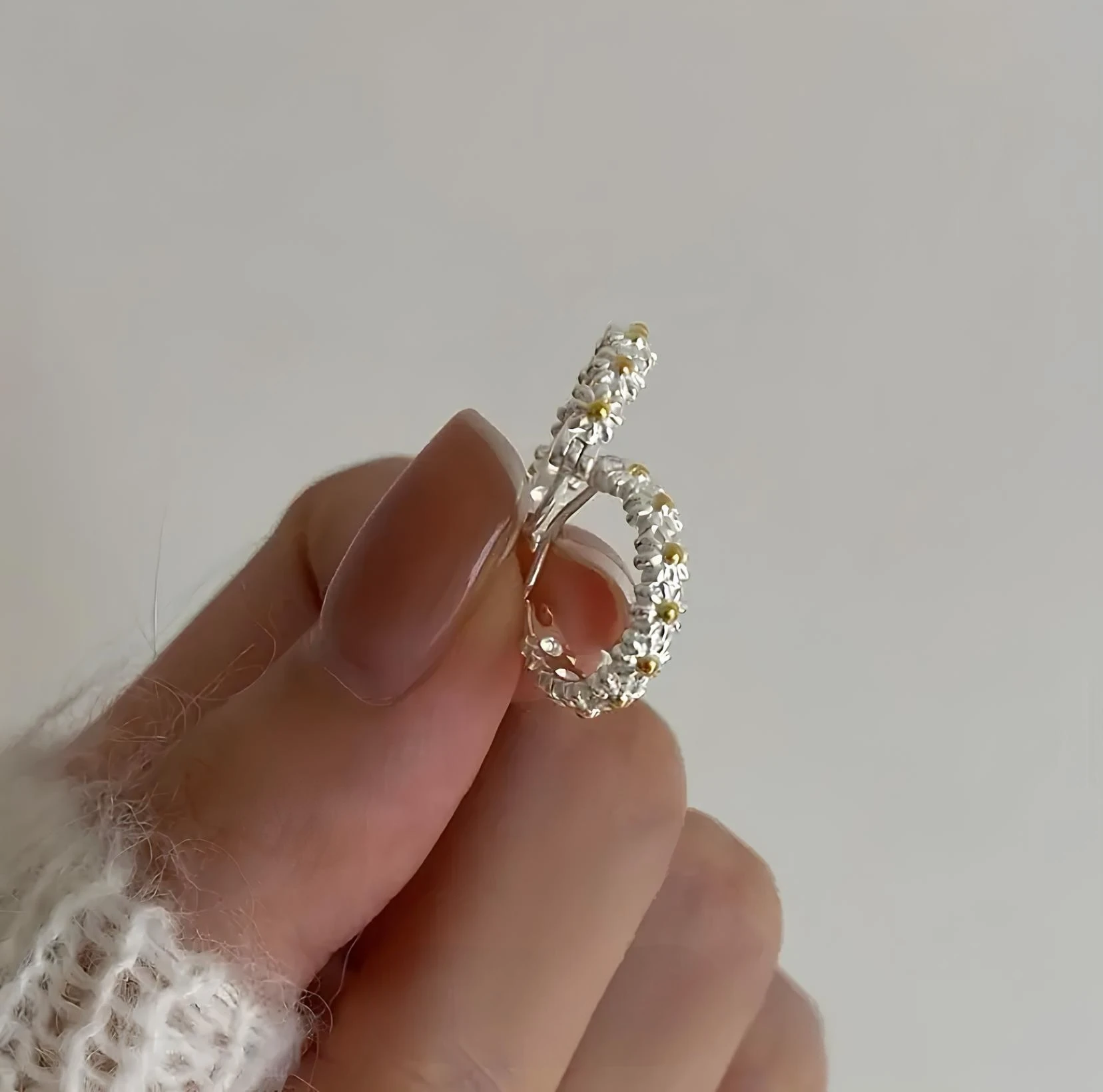 Papatya Işıltısı Halka Küpe