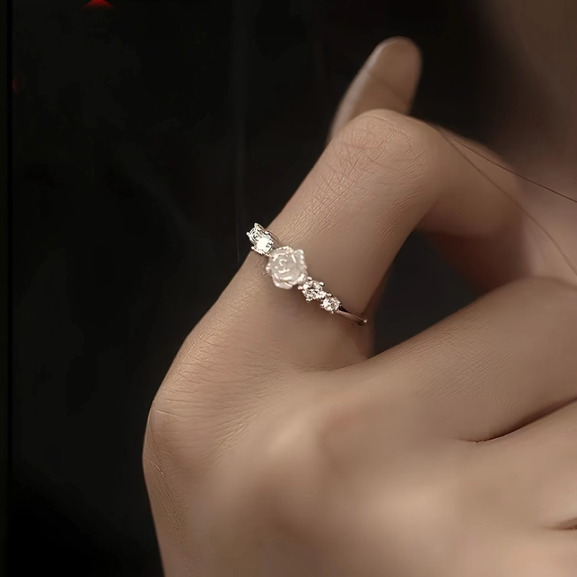 Beyaz Gül Işıltısı Yüzük