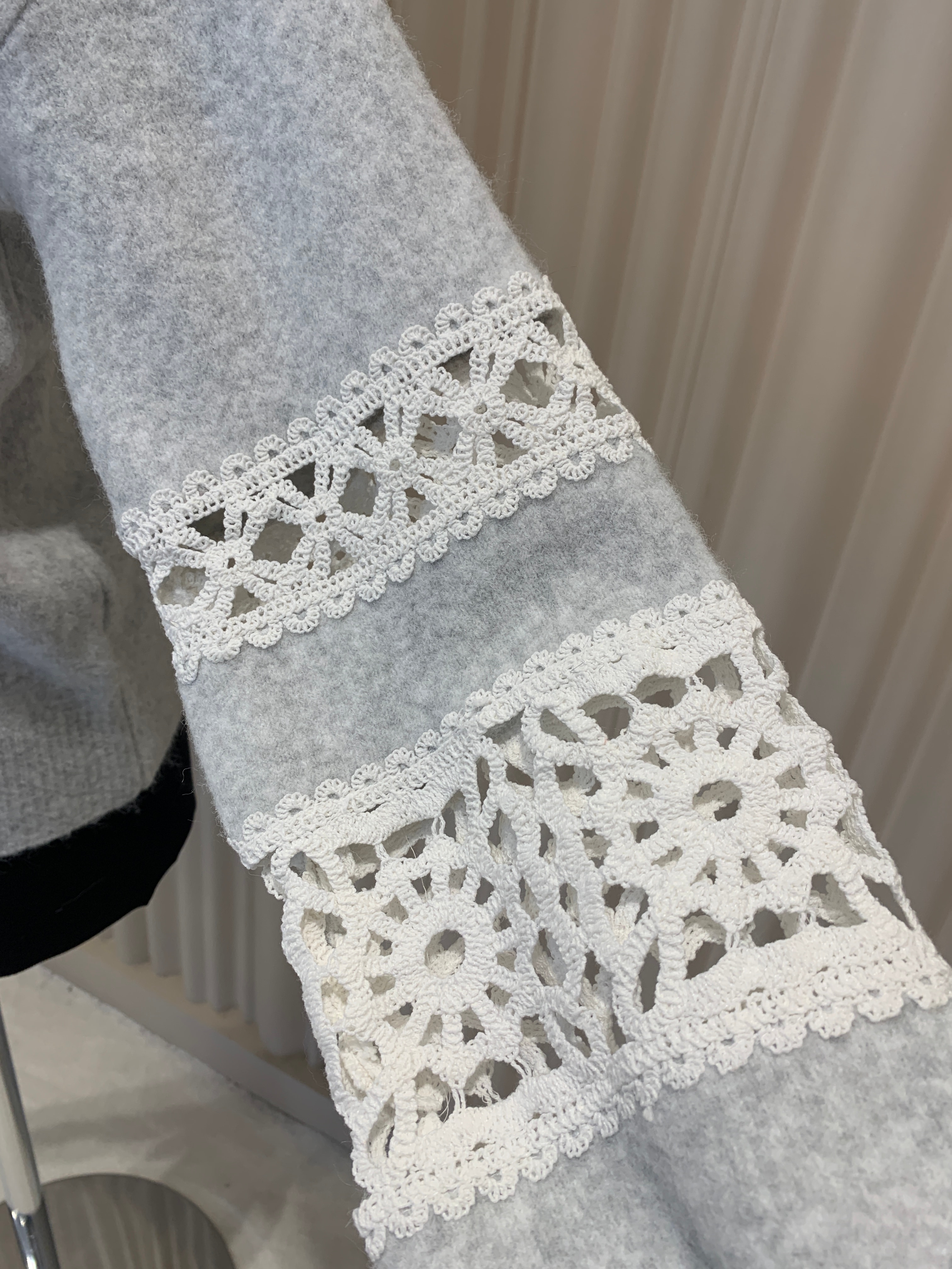 KOLLARI DANTEL İŞLEMELİ KAZAK