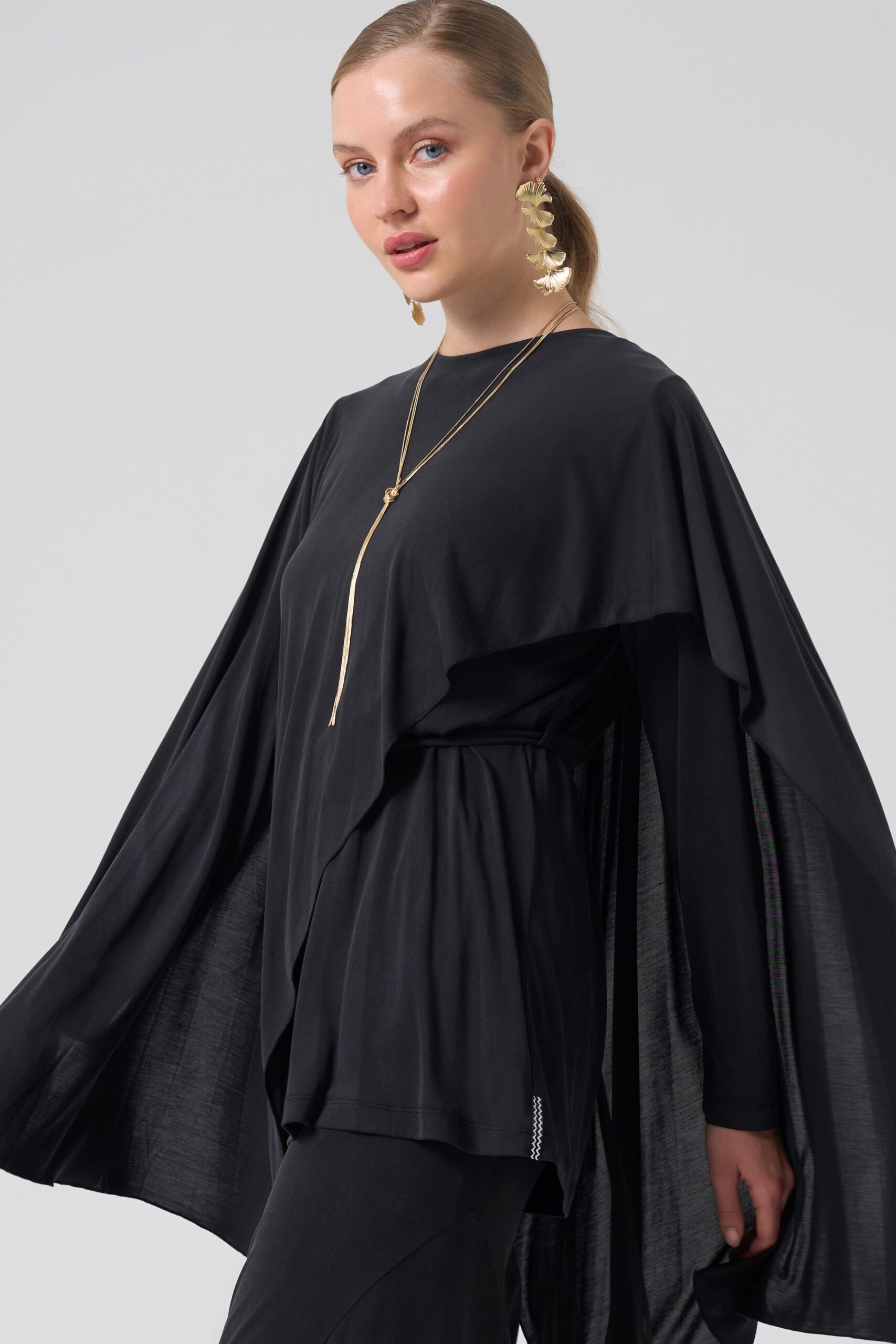 KEMER DETAYLI SİYAH BLUZ 