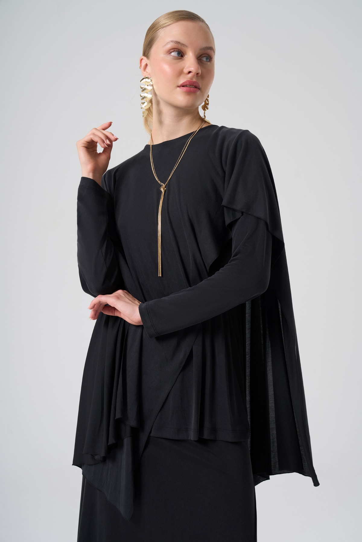 KEMER DETAYLI SİYAH BLUZ 