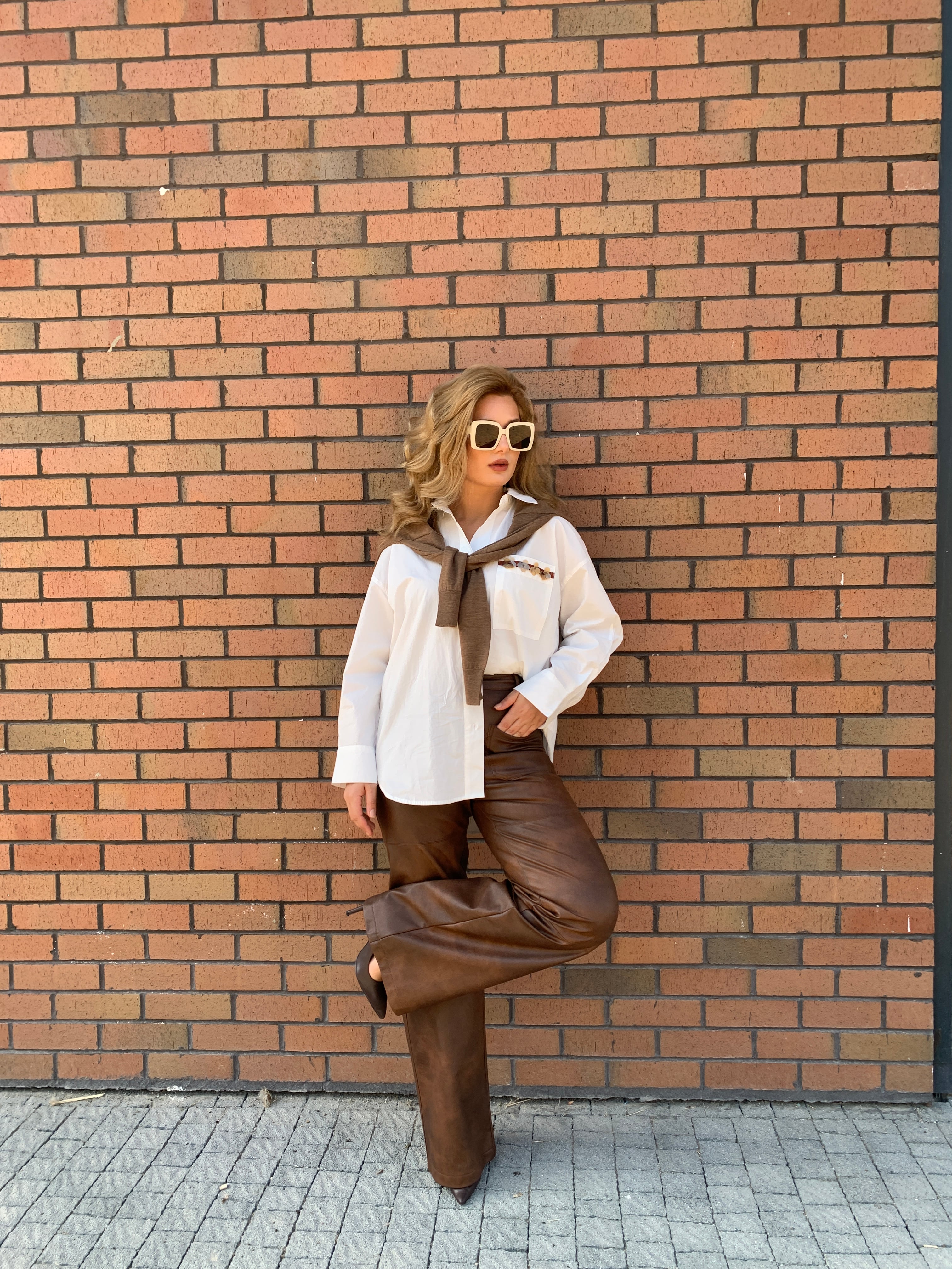 KAHVE PUL DETAYLI GÖMLEK