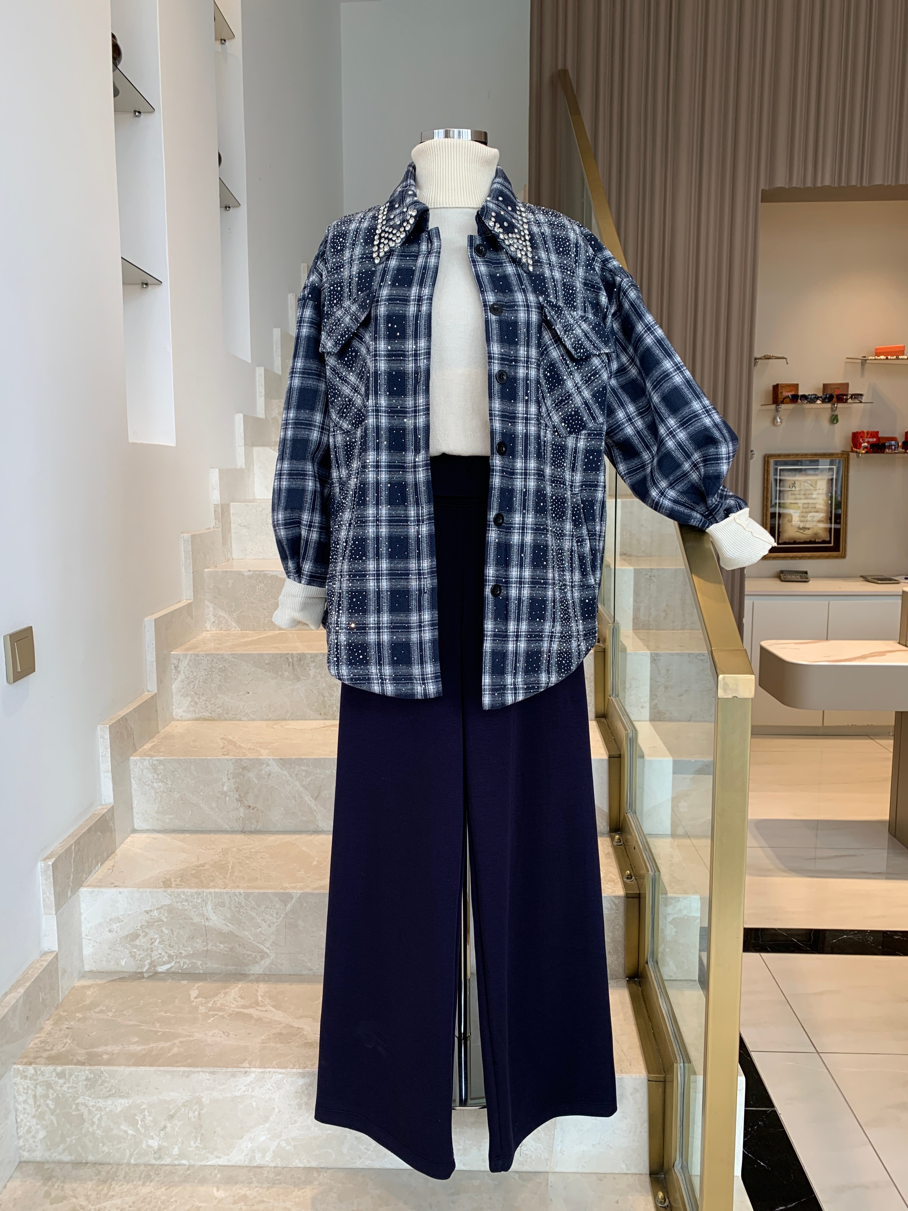 TAŞ İŞLEMELİ İÇİ KÜRKLÜ CEKET